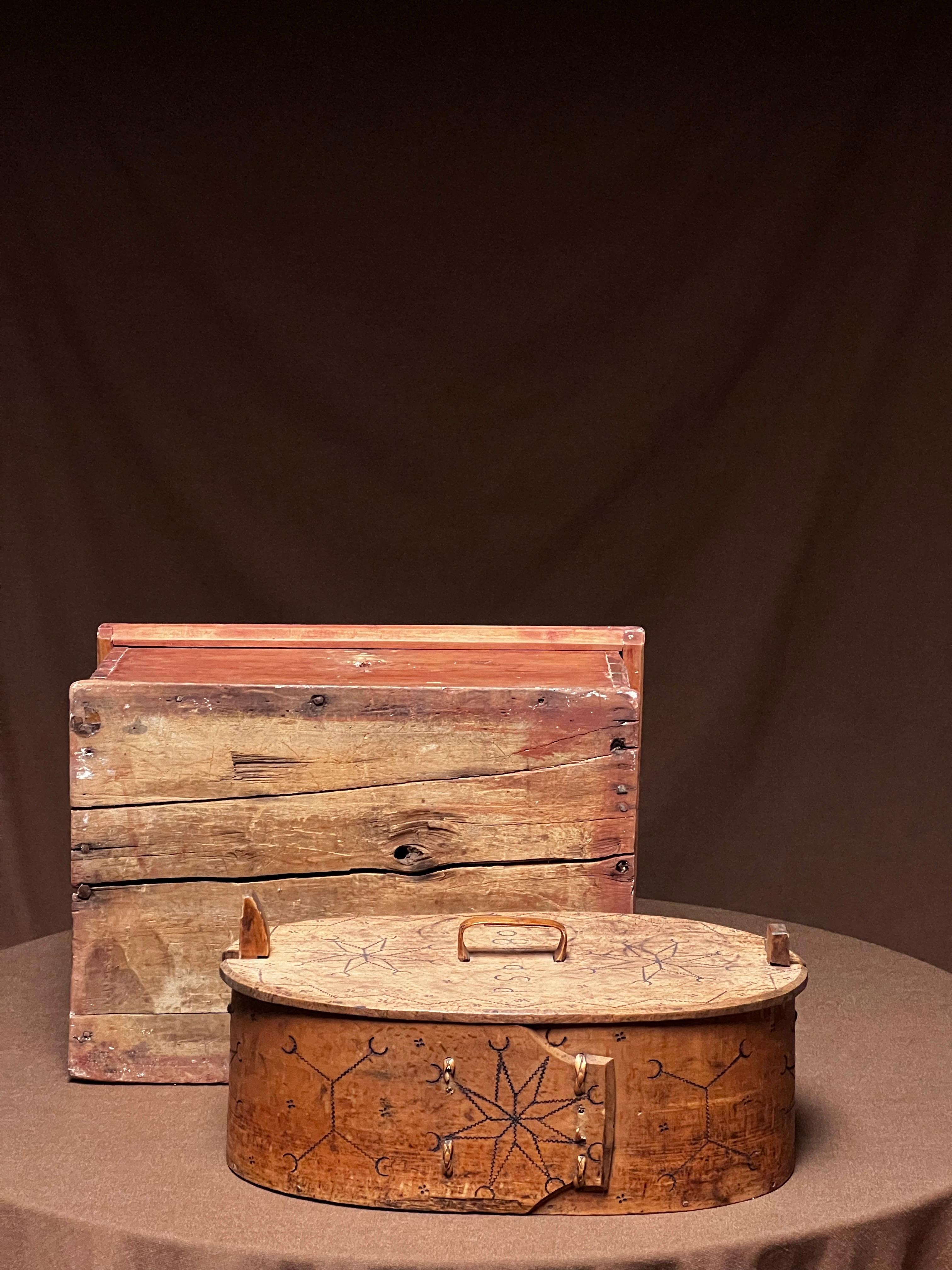 Antigua caja sueca grande de madera 1802 Artesanía popular hecha a mano Sueco en venta