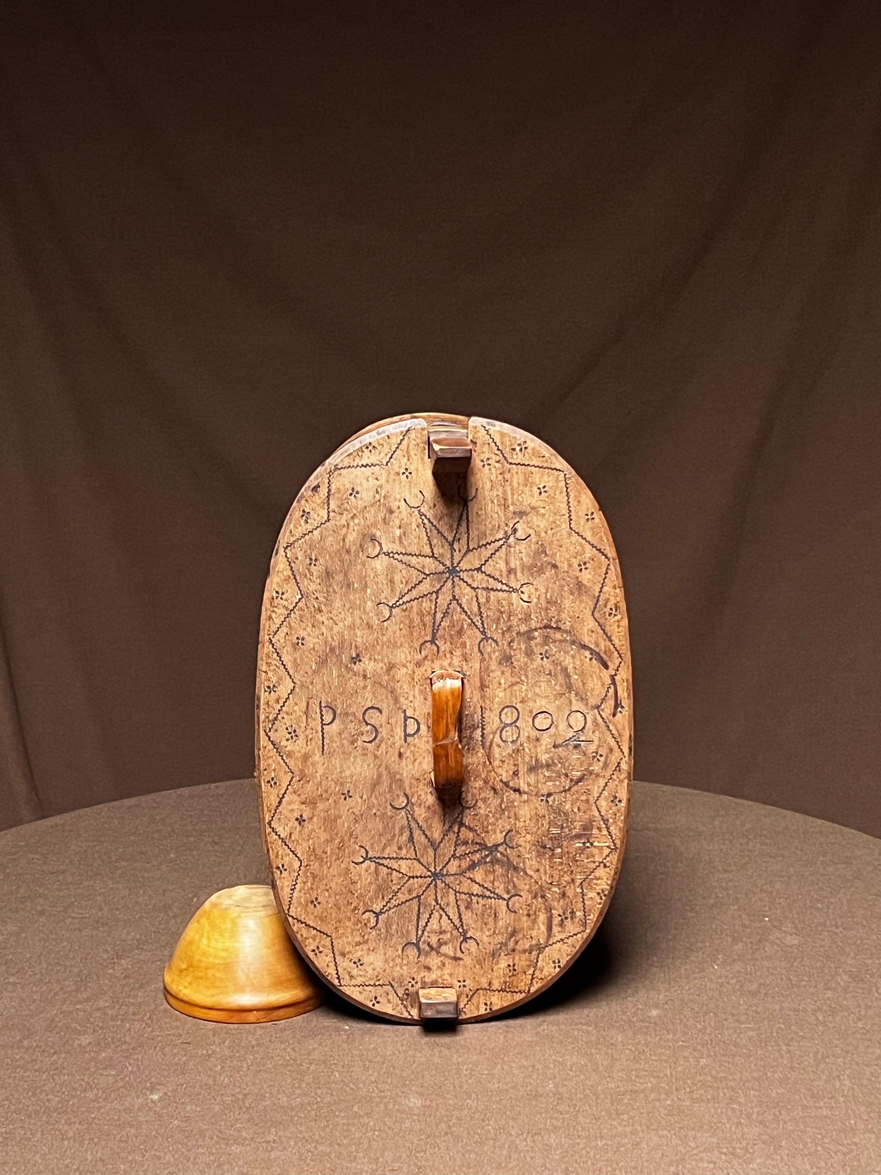 Antigua caja sueca grande de madera 1802 Artesanía popular hecha a mano Hecho a mano en venta
