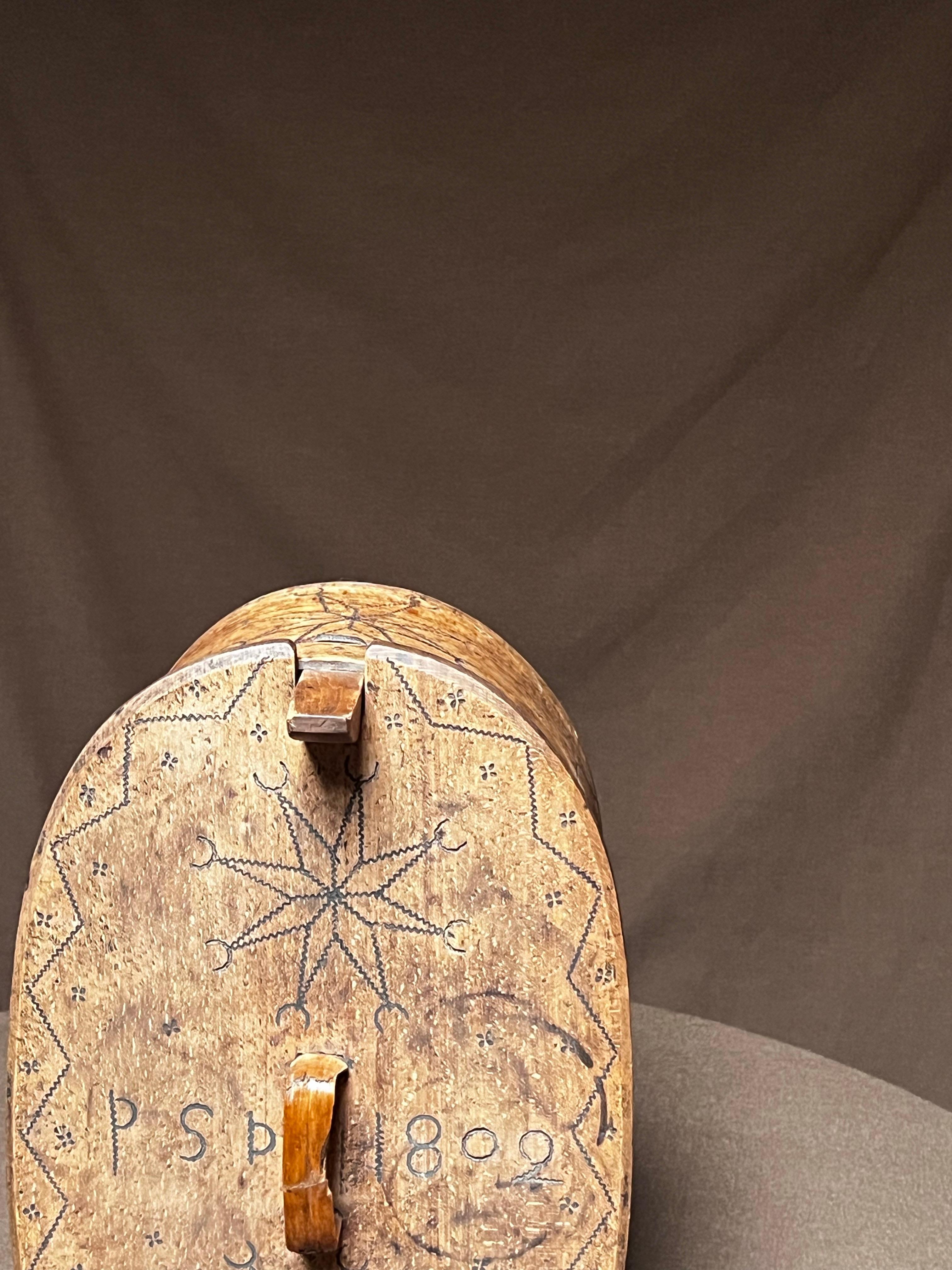 Antigua caja sueca grande de madera 1802 Artesanía popular hecha a mano siglo XIX en venta