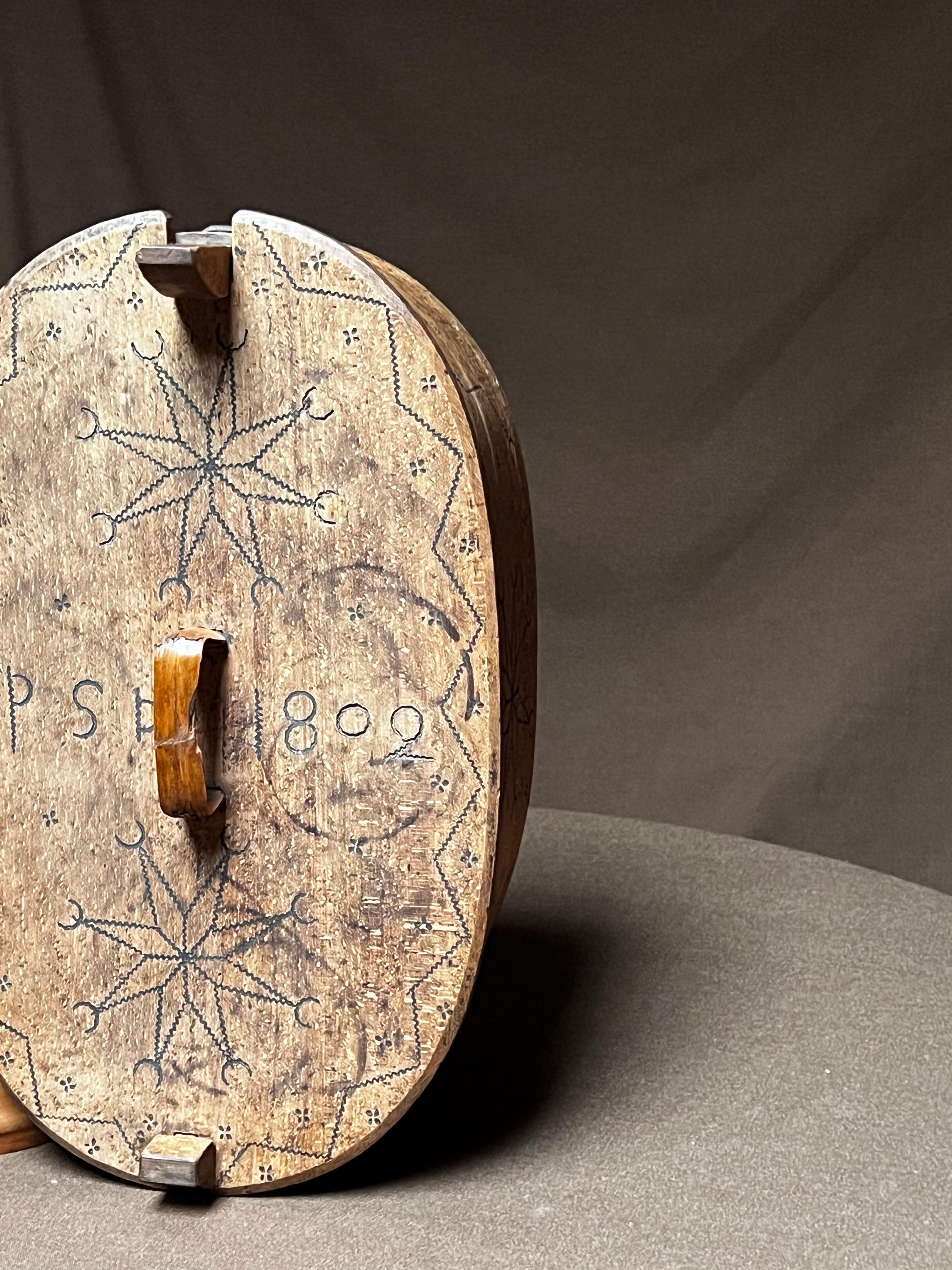 Antigua caja sueca grande de madera 1802 Artesanía popular hecha a mano Abedul en venta