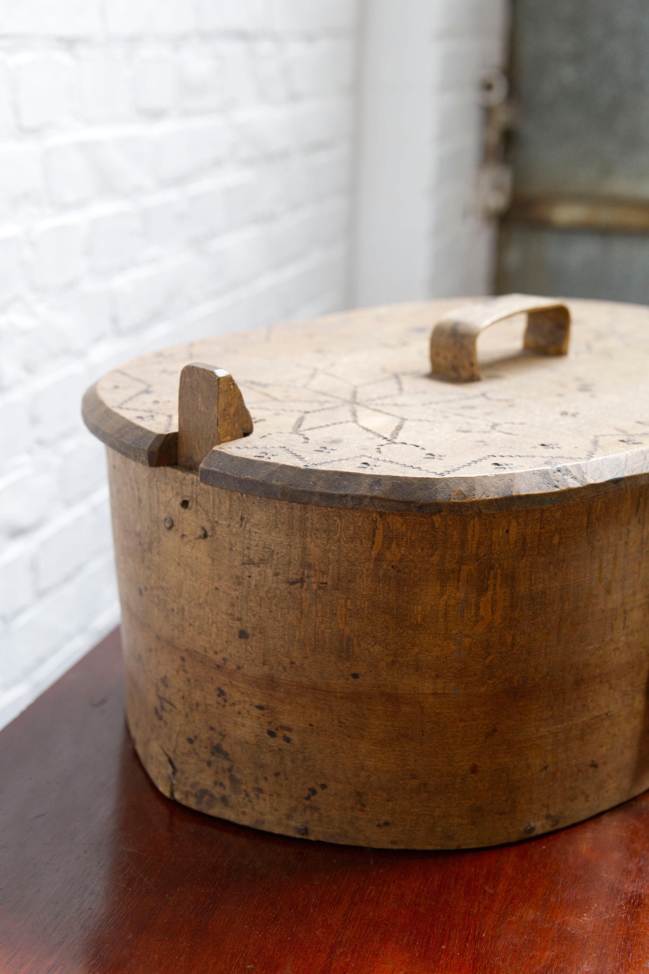 Antique Swedish Large Wooden 'svepask' storage box, 1851, Handmade Folk Craft en venta 2