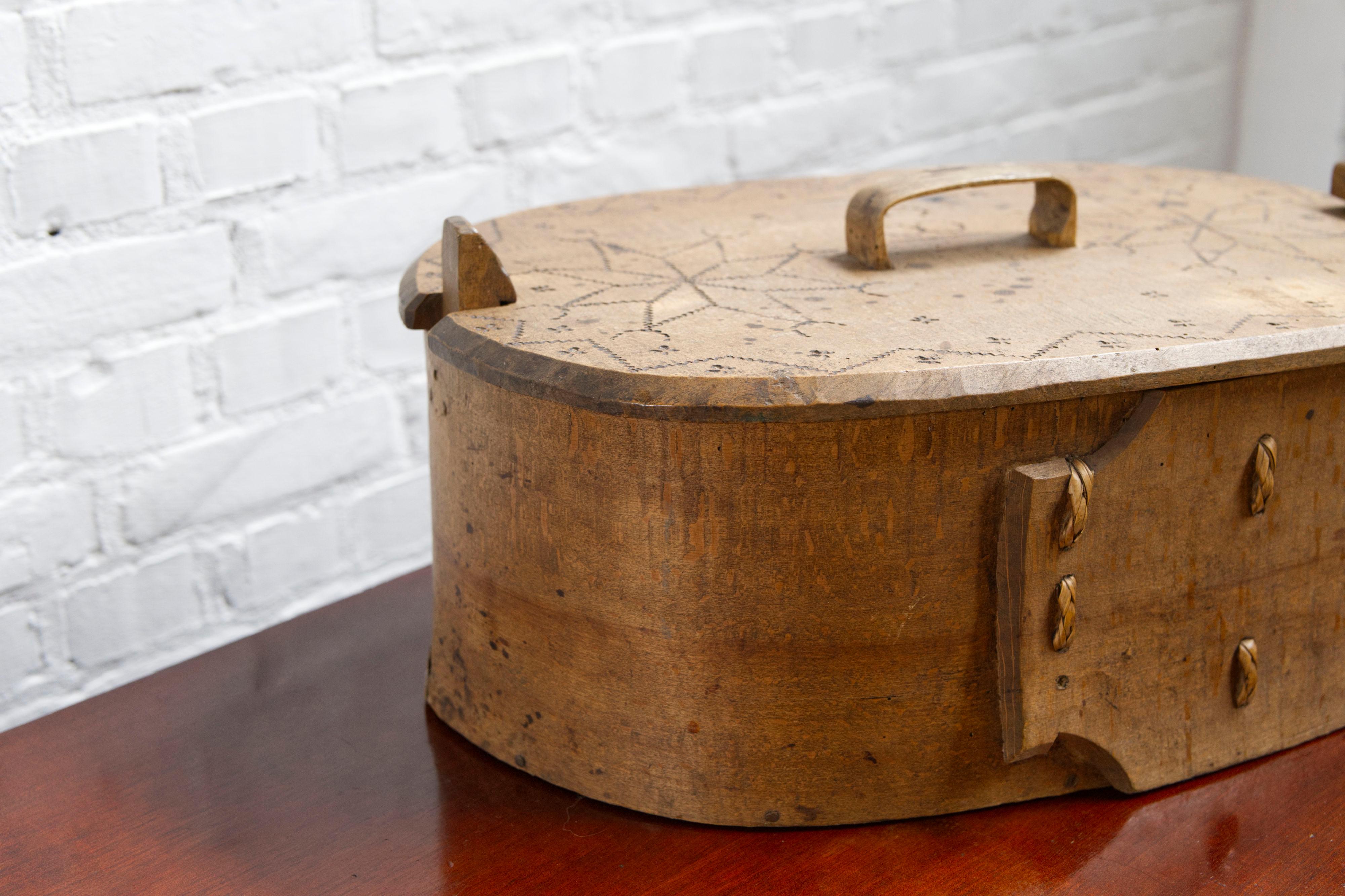 Antique Swedish Large Wooden 'svepask' storage box, 1851, Handmade Folk Craft en venta 3