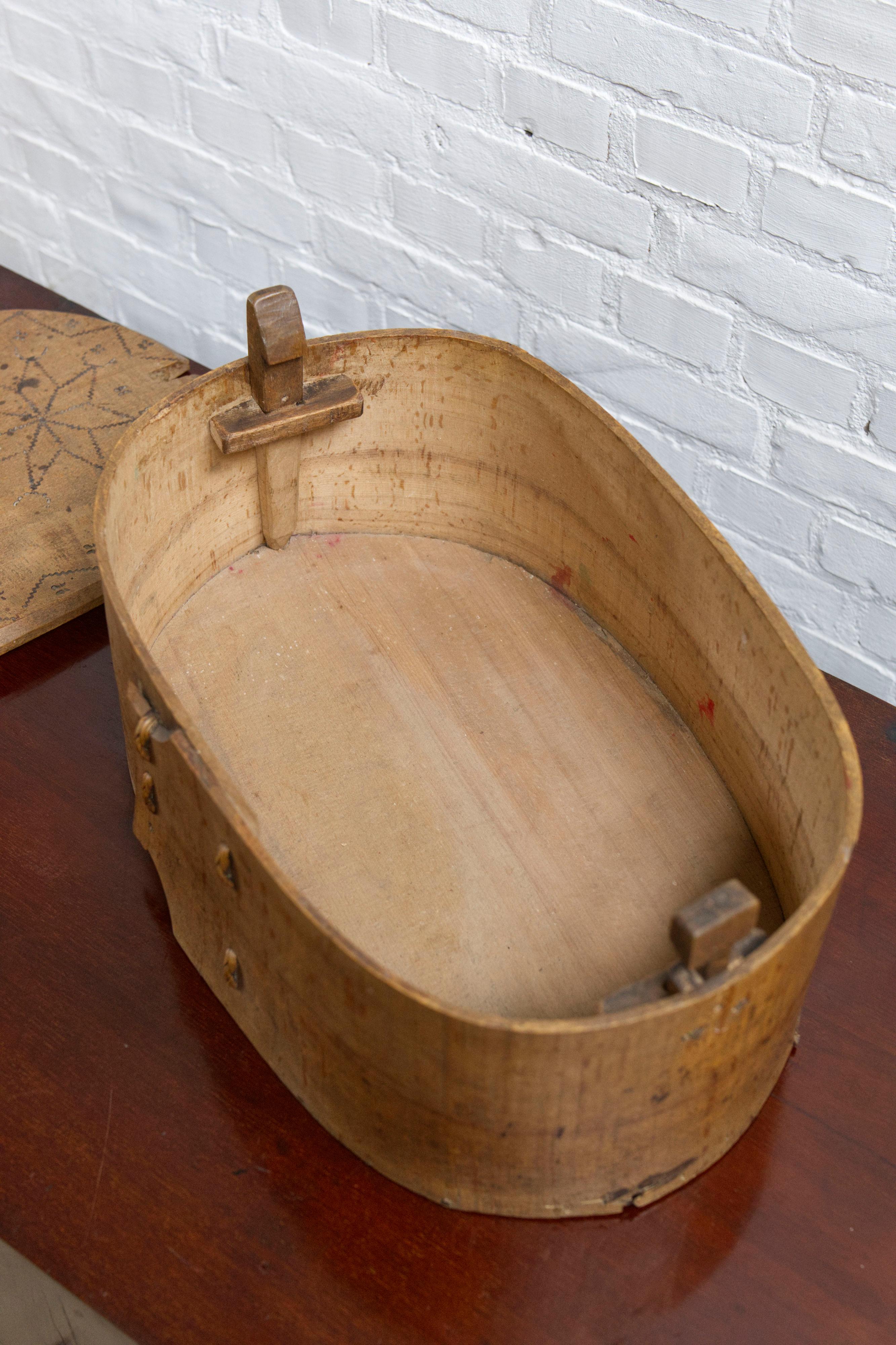 Antique Swedish Large Wooden 'svepask' storage box, 1851, Handmade Folk Craft en venta 6