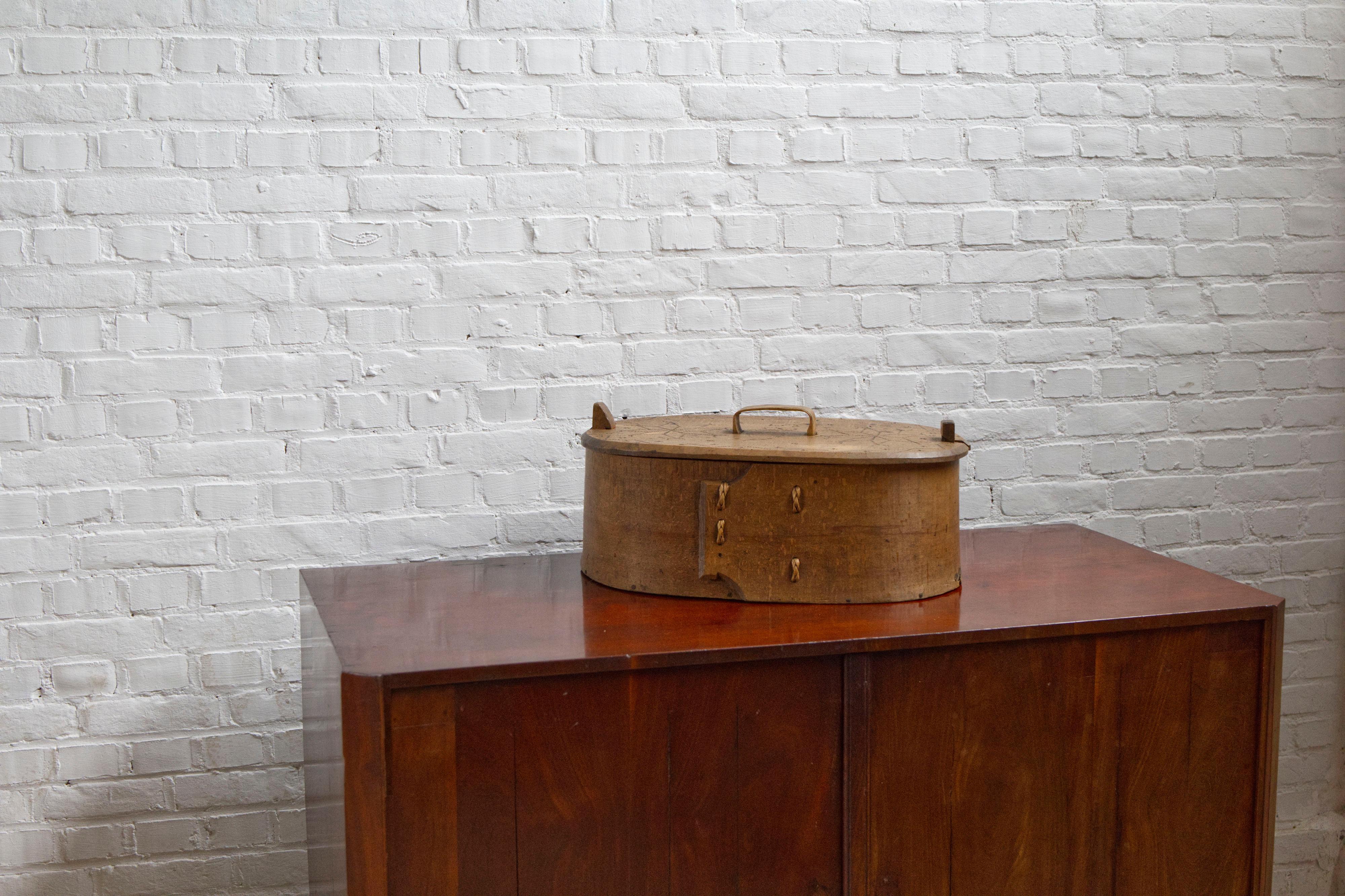 Antique Swedish Large Wooden 'svepask' storage box, 1851, Handmade Folk Craft en venta 11