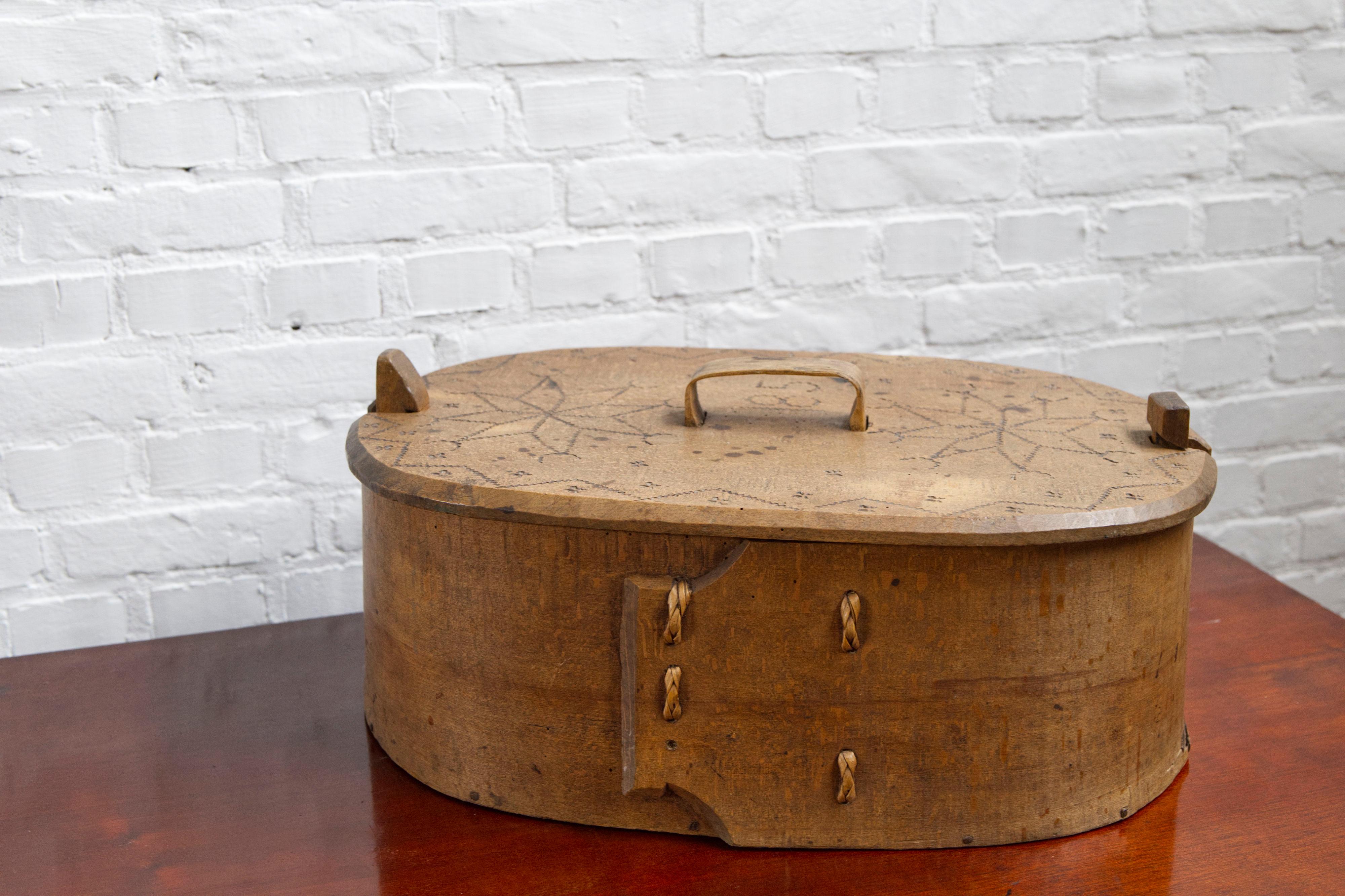 Antique Swedish Large Wooden 'svepask' storage box, 1851, Handmade Folk Craft Arte popular en venta