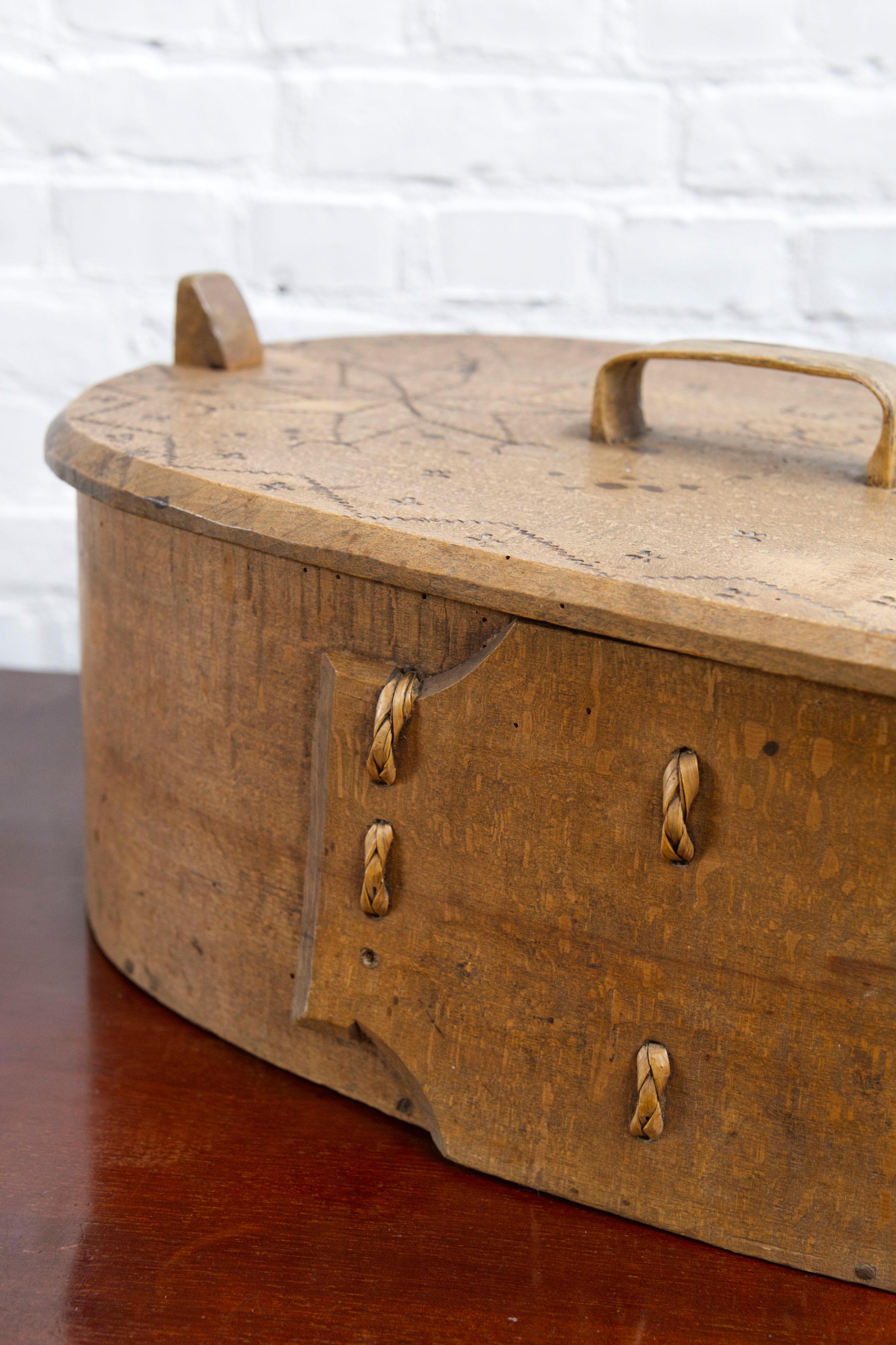 Antique Swedish Large Wooden 'svepask' storage box, 1851, Handmade Folk Craft Sueco en venta