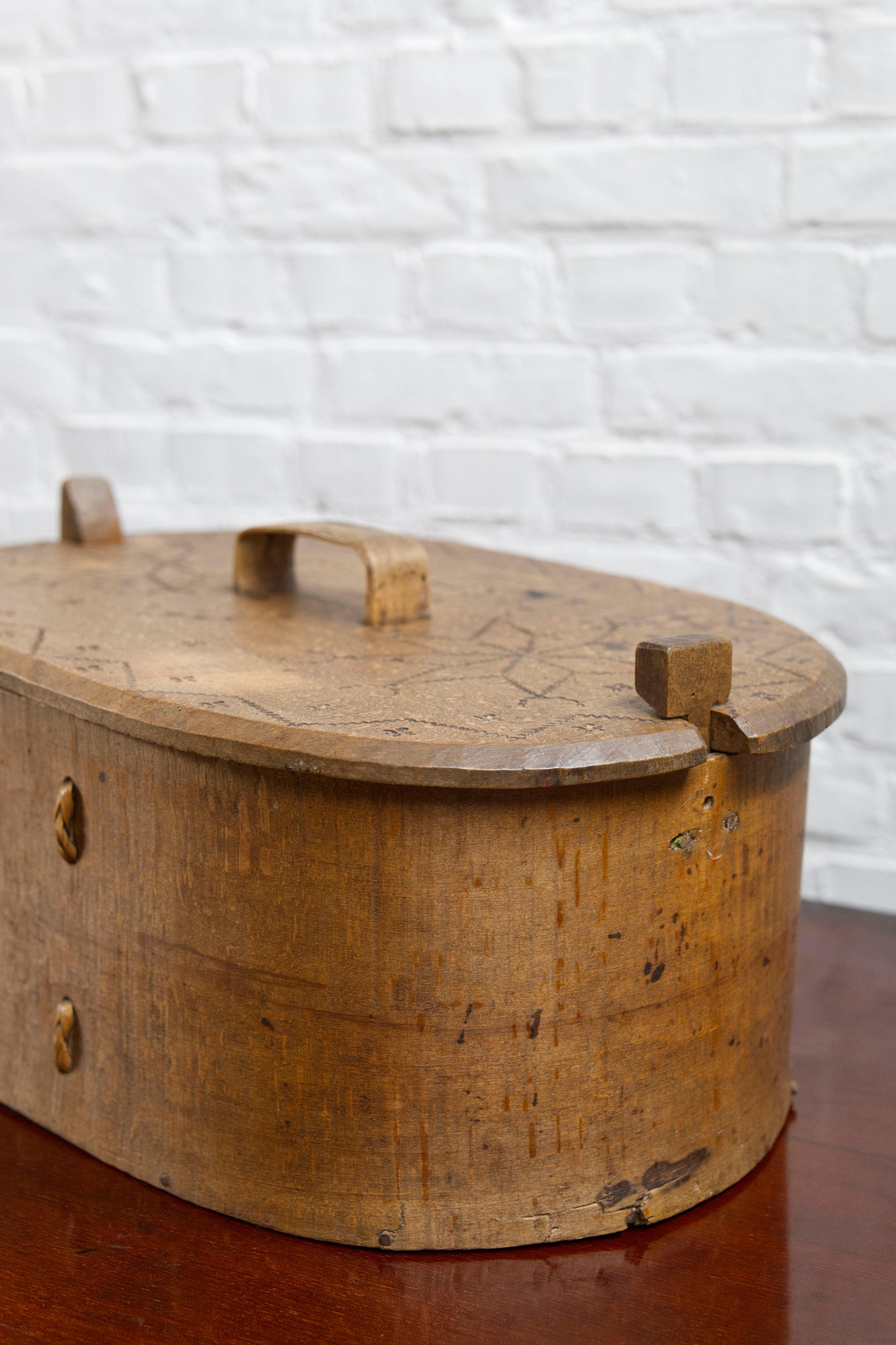 Antique Swedish Large Wooden 'svepask' storage box, 1851, Handmade Folk Craft en Bueno estado para la venta en Balen, BE