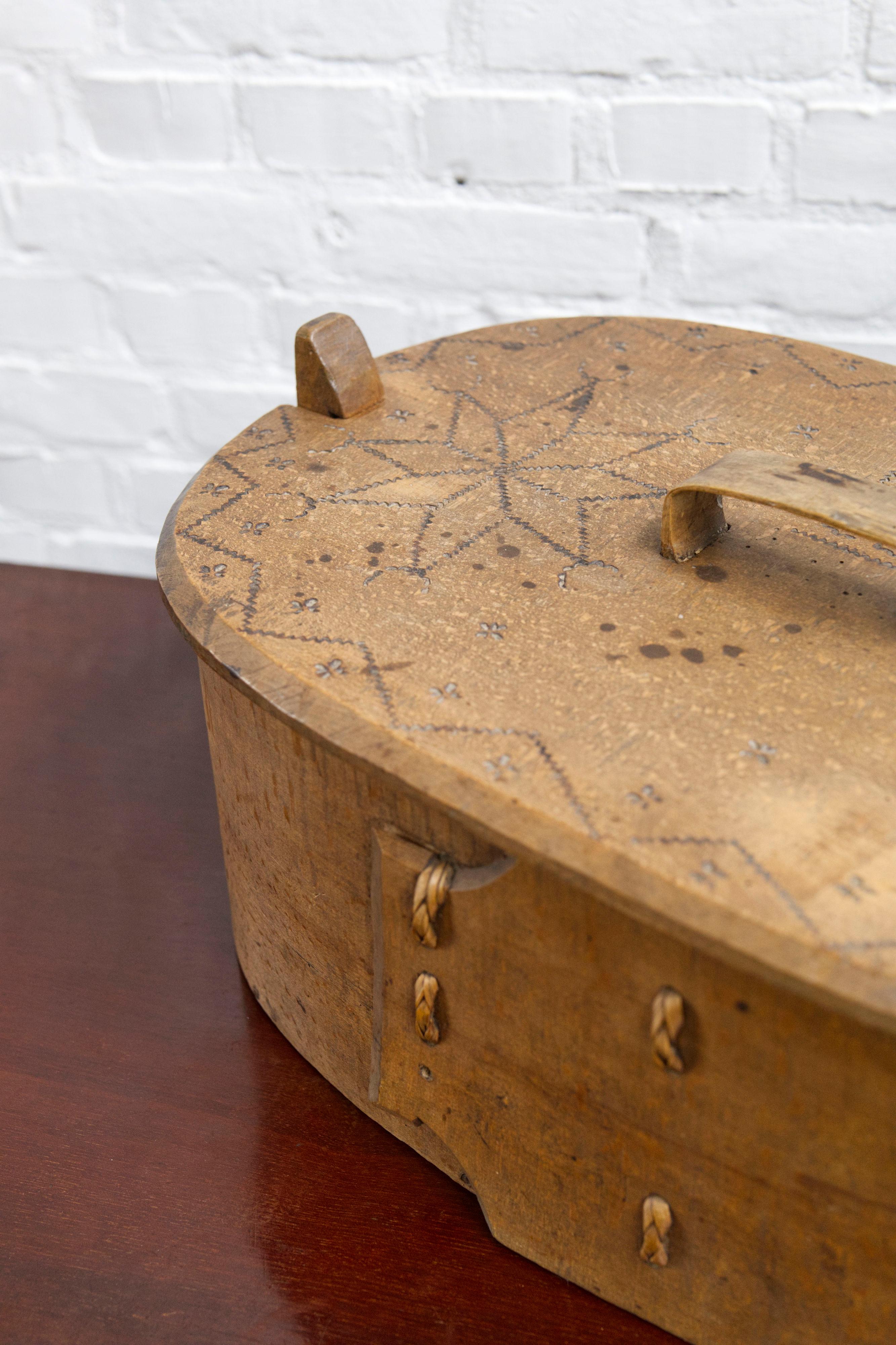 Antique Swedish Large Wooden 'svepask' storage box, 1851, Handmade Folk Craft Mediados del siglo XIX en venta