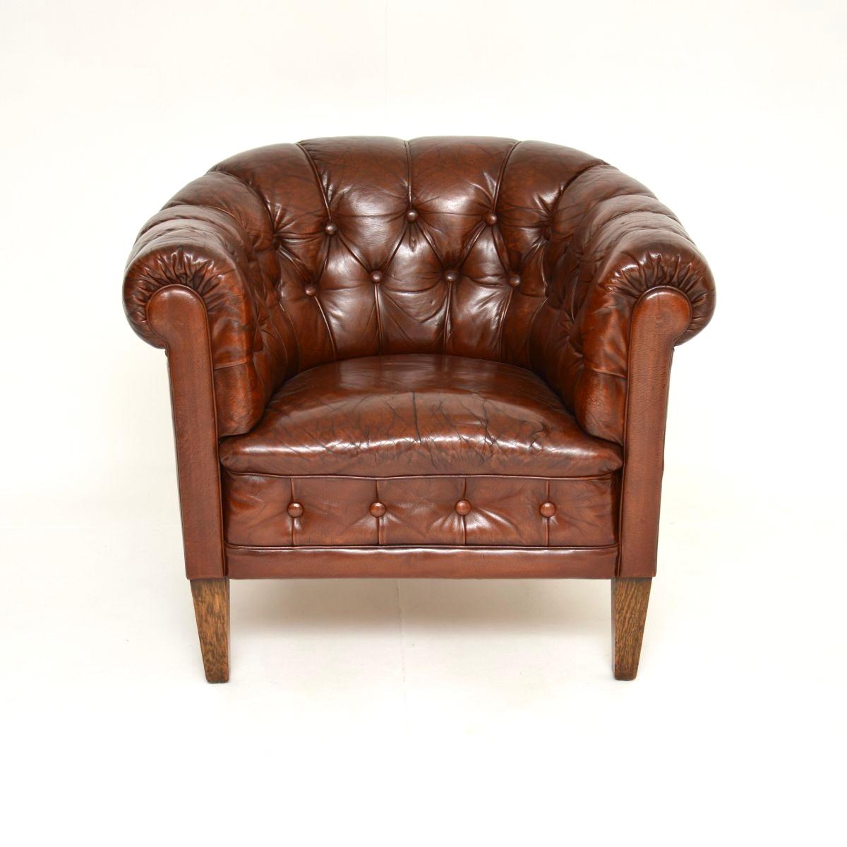 Un'antica poltrona svedese in pelle assolutamente bellissima. L'abbiamo importato di recente dalla Svezia e risale al periodo 1900-1920.

La qualità è superba, le proporzioni sono generose e il comfort è notevole. La seduta è ben molleggiata e la