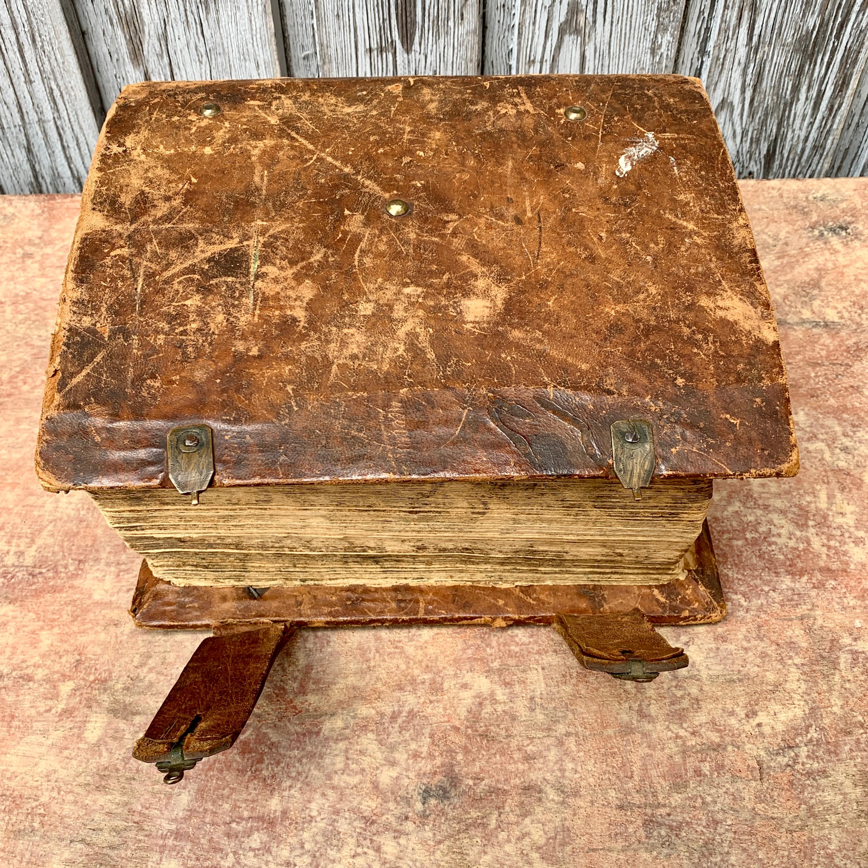 Livre de biblique suédois ancien relié en cuir, 1810 en vente 1