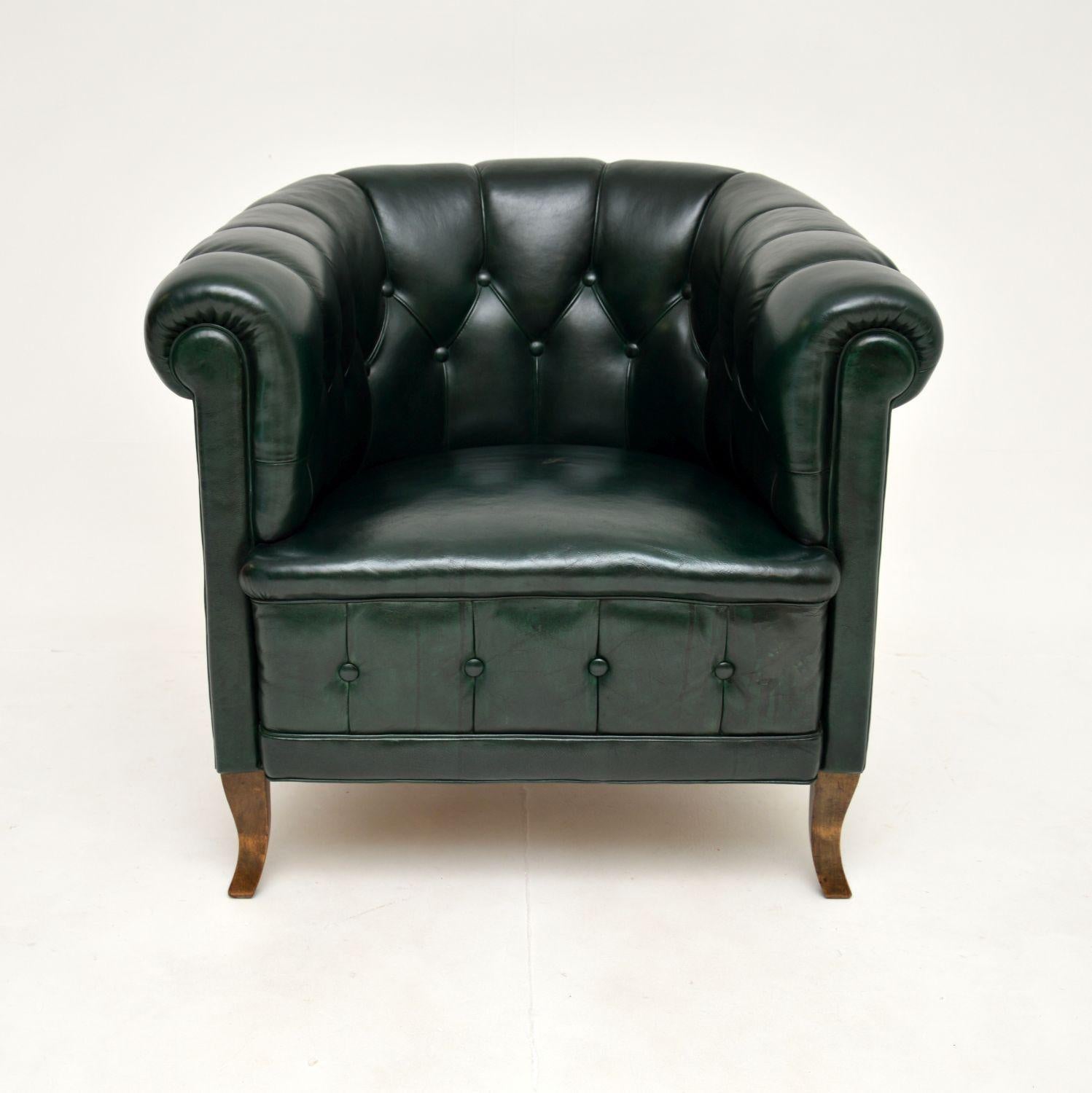 Un fantastique fauteuil club en cuir suédois ancien, récemment importé de Suède et datant d'environ 1900-1920.

Il est d'une superbe qualité, bien suspendu et très confortable. Le cuir vert est d'origine et a une couleur magnifique. Le dossier est