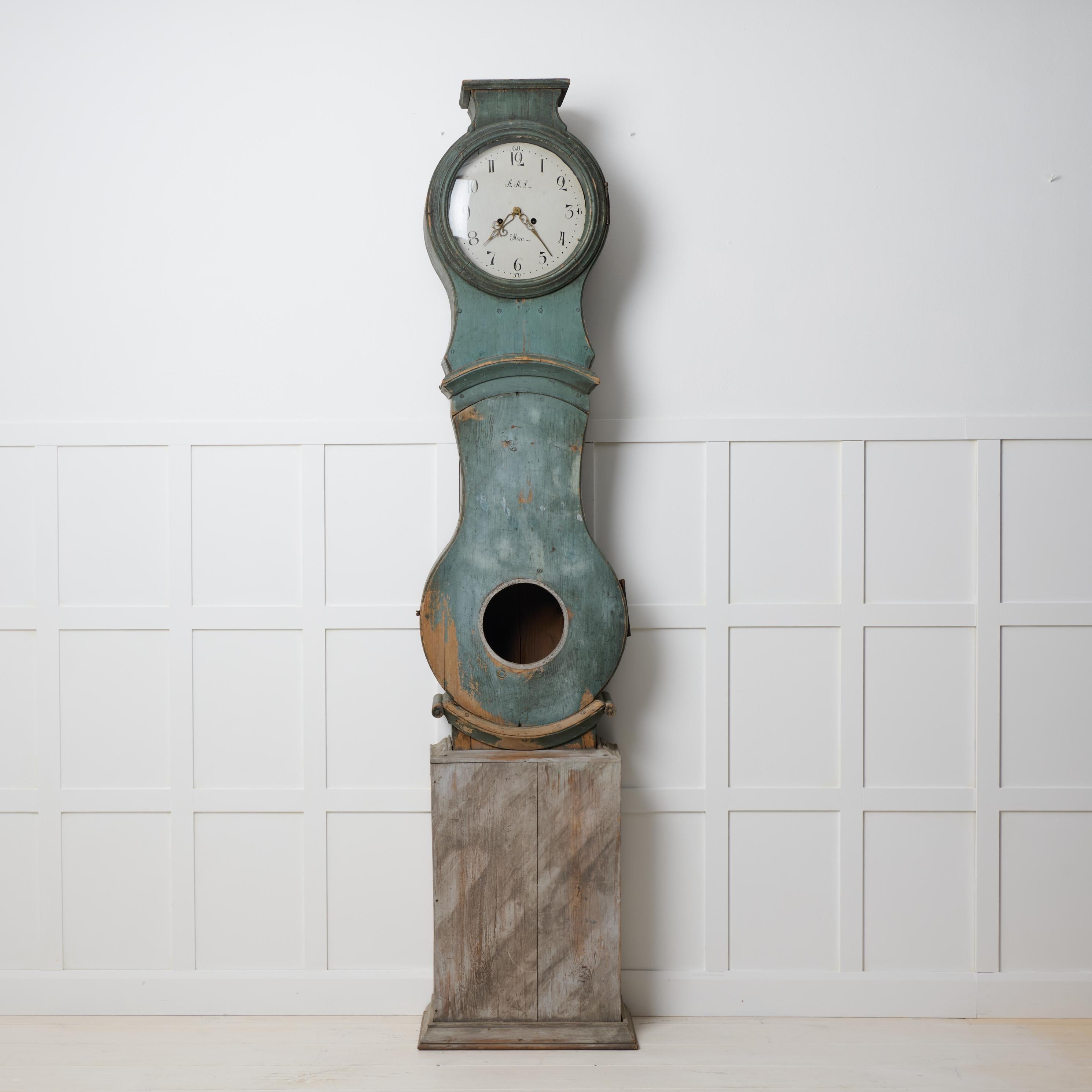 Antiguo reloj sueco de caja larga de alrededor de 1820 a 1840. El reloj se fabricó a mano en Hälsingland, en el norte de Suecia. El marco es de pino macizo con pintura original. La caja tiene algunos rastros de reparaciones antiguas, principalmente