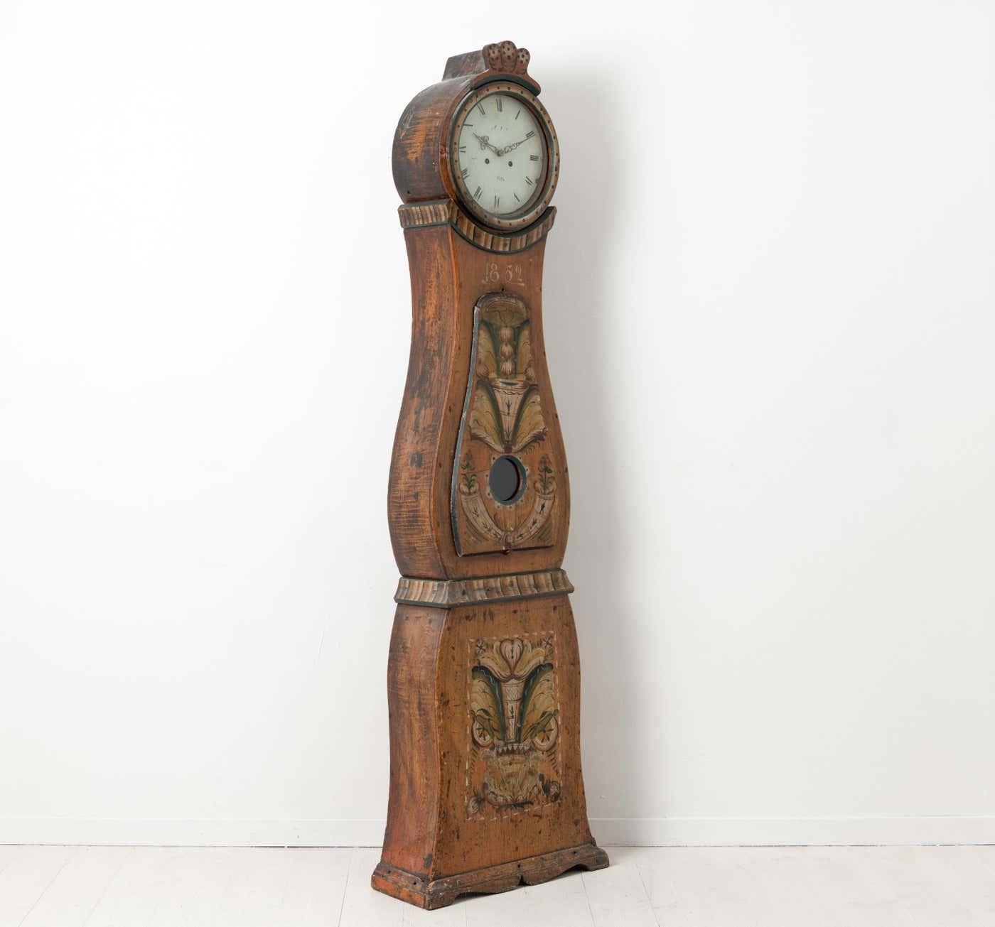 Antique Swedish Long Case Clock in Rococo Style with Original Decorative Paint In Good Condition For Sale In Kramfors, SE