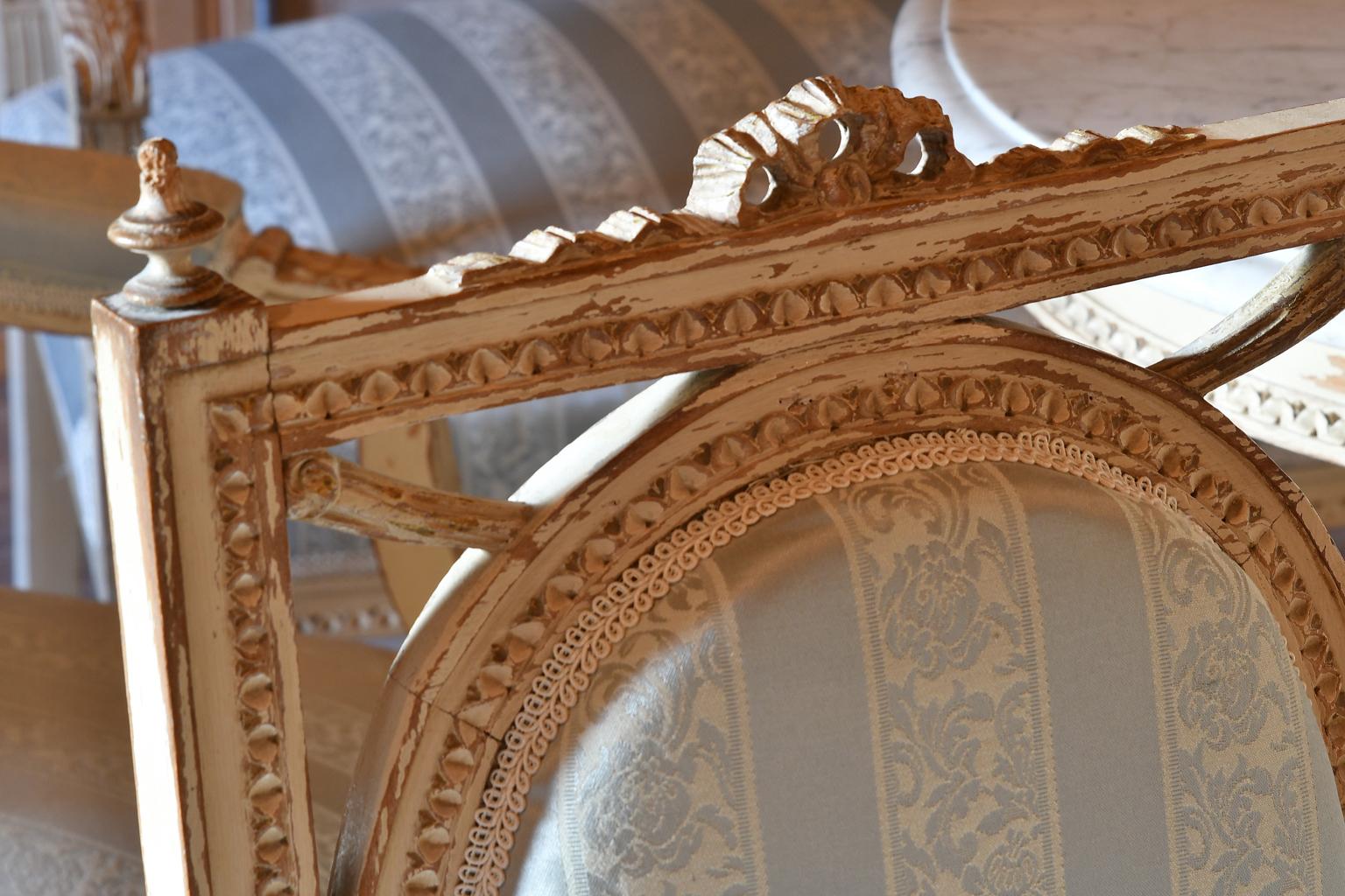 Antike schwedische Suite im Louis-XVI.-Stil mit Settee, Stühlen und Tisch, grau lackiert, im Louis-XVI.-Stil im Angebot 9
