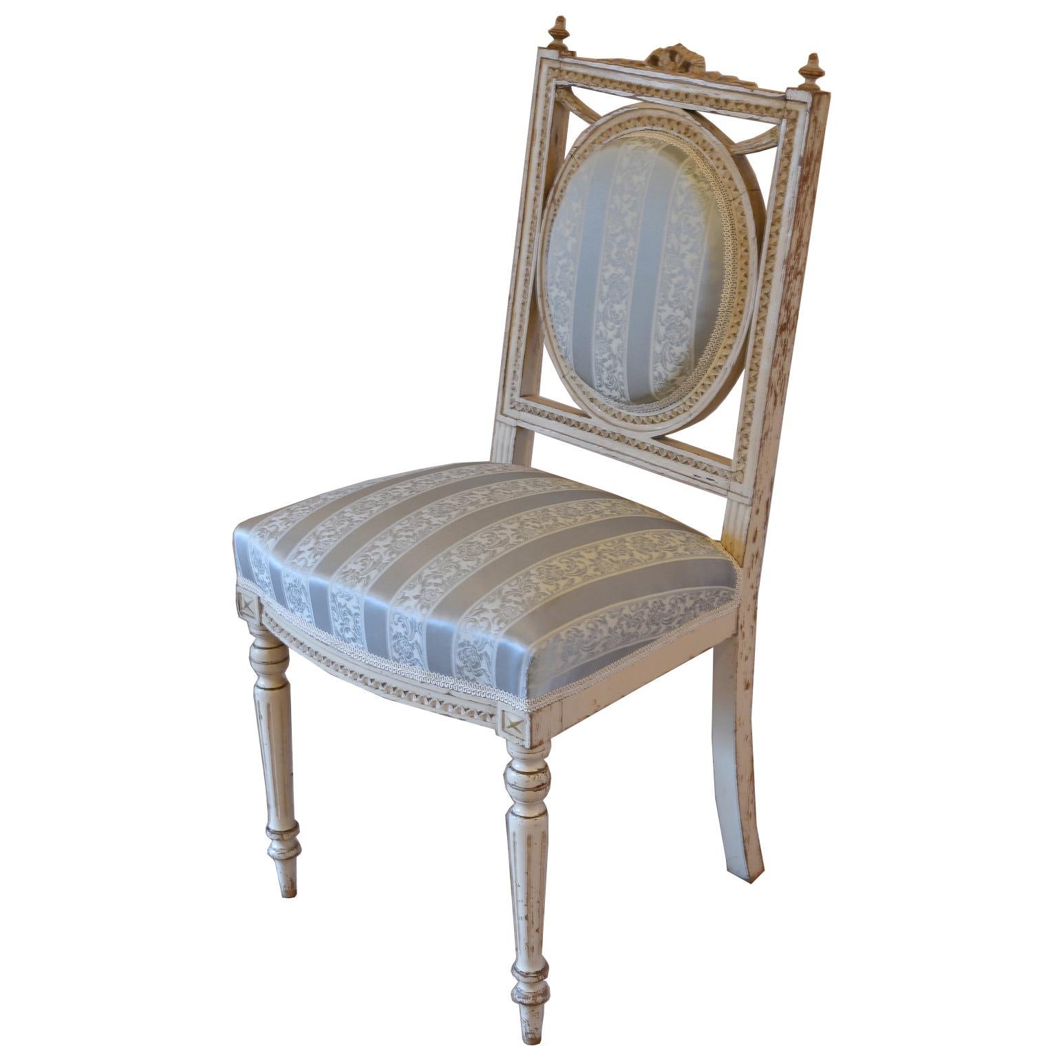 Antike schwedische Suite im Louis-XVI.-Stil mit Settee, Stühlen und Tisch, grau lackiert, im Louis-XVI.-Stil (20. Jahrhundert) im Angebot