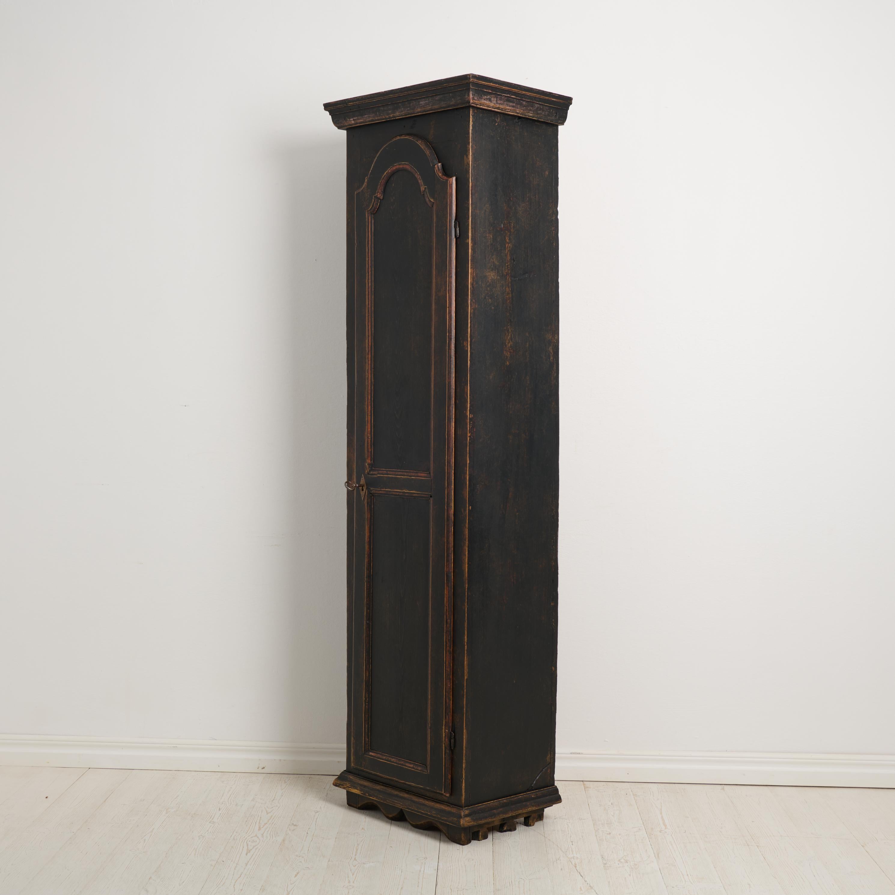 Antique Swedish Narrow and Tall Cabinet with Shelves and Distressed Black Paint In Good Condition For Sale In Kramfors, SE