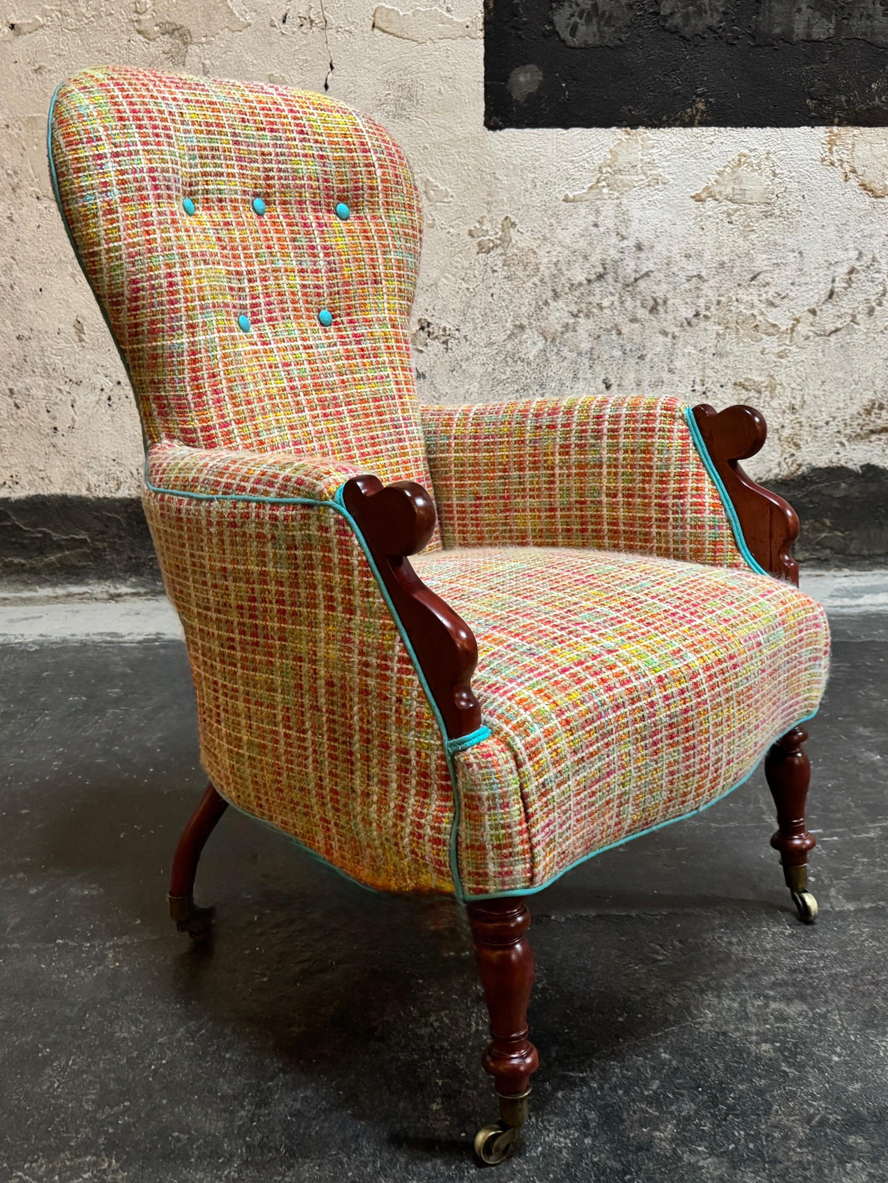 Cette chaise longue à dossier ailé unique est un mélange magistral d'histoire et de style contemporain. Le cadre en bois massif est authentiquement suédois, datant de l'époque romantique nationale (vers 1890-1920), et présente de magnifiques pieds