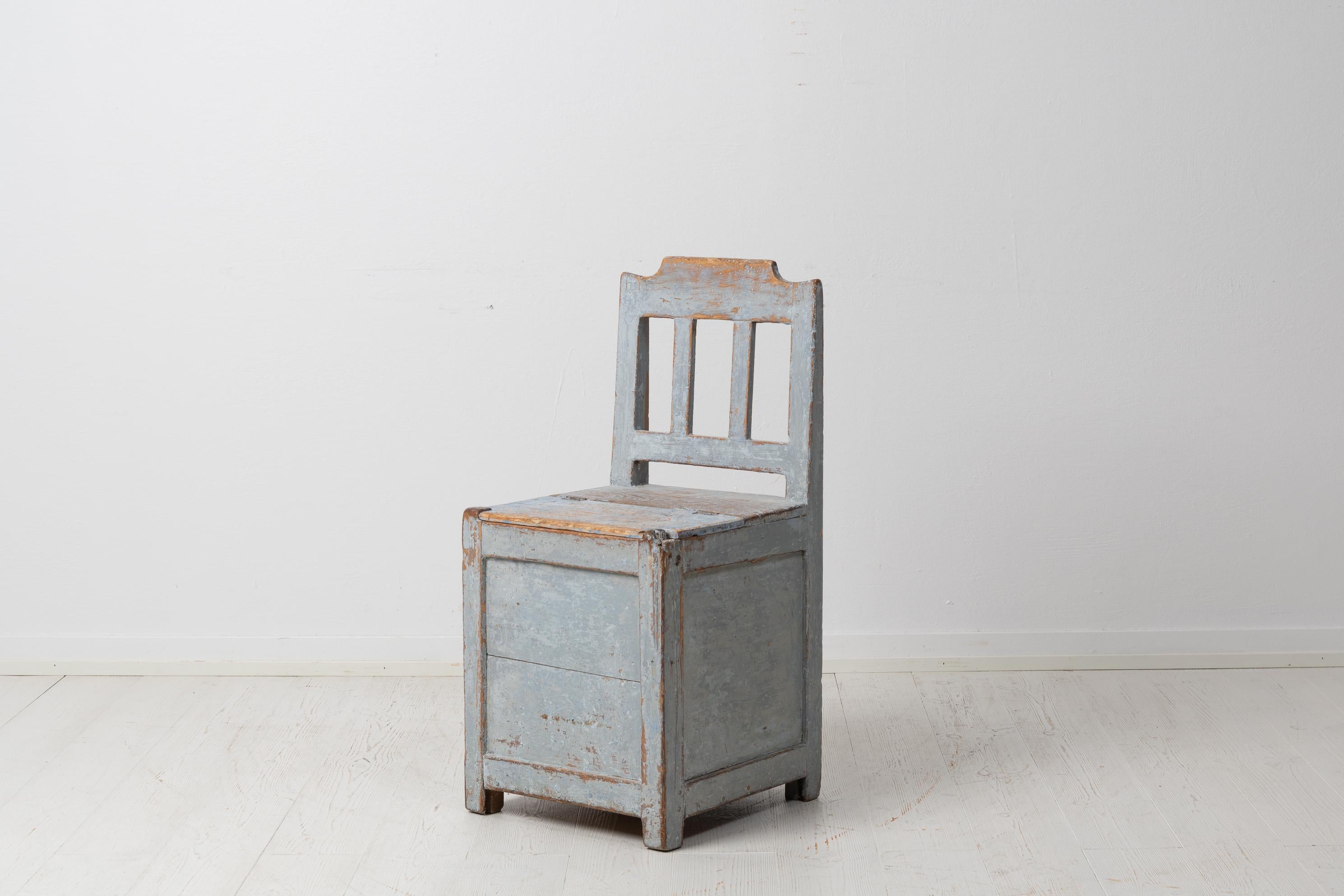 Antiker Volkskunststuhl aus Schweden um 1860 aus bemalter Kiefer. Der Stuhl hat die ursprüngliche Farbe mit einer zeitbedingten Patina. Der Stuhl hatte in Nordschweden eine ganz besondere Funktion. In den kalten Wintern lagerten die Menschen Stroh