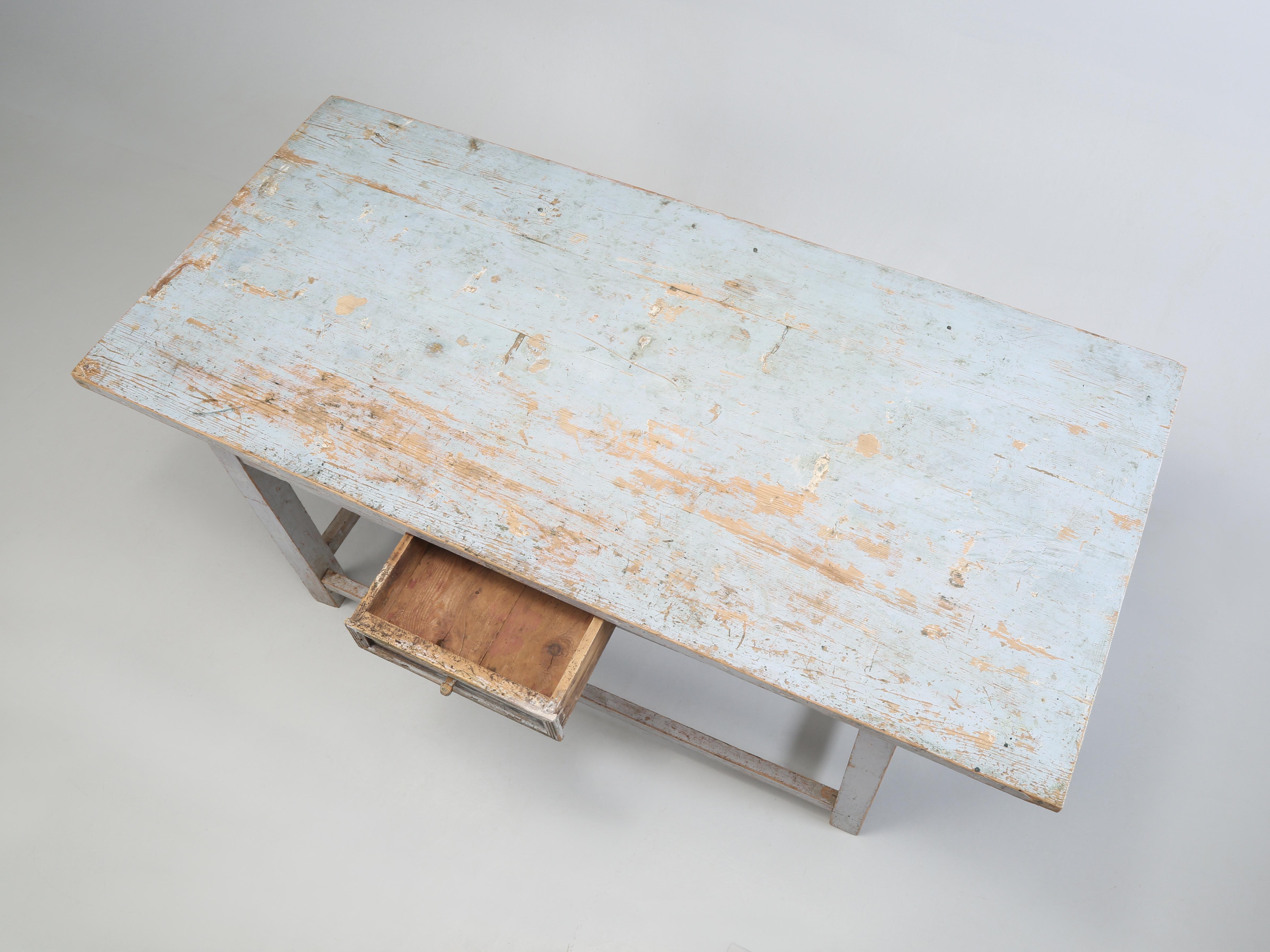 Antike schwedische bemalte Tabelle, die für eine große suchen Kücheninsel, Arbeitstisch, oder Crafts Tabelle machen würde. Die Suche nach einem alten, lackierten industriellen Arbeitstisch, der eine einzigartige Kücheninsel abgeben würde, ist eine