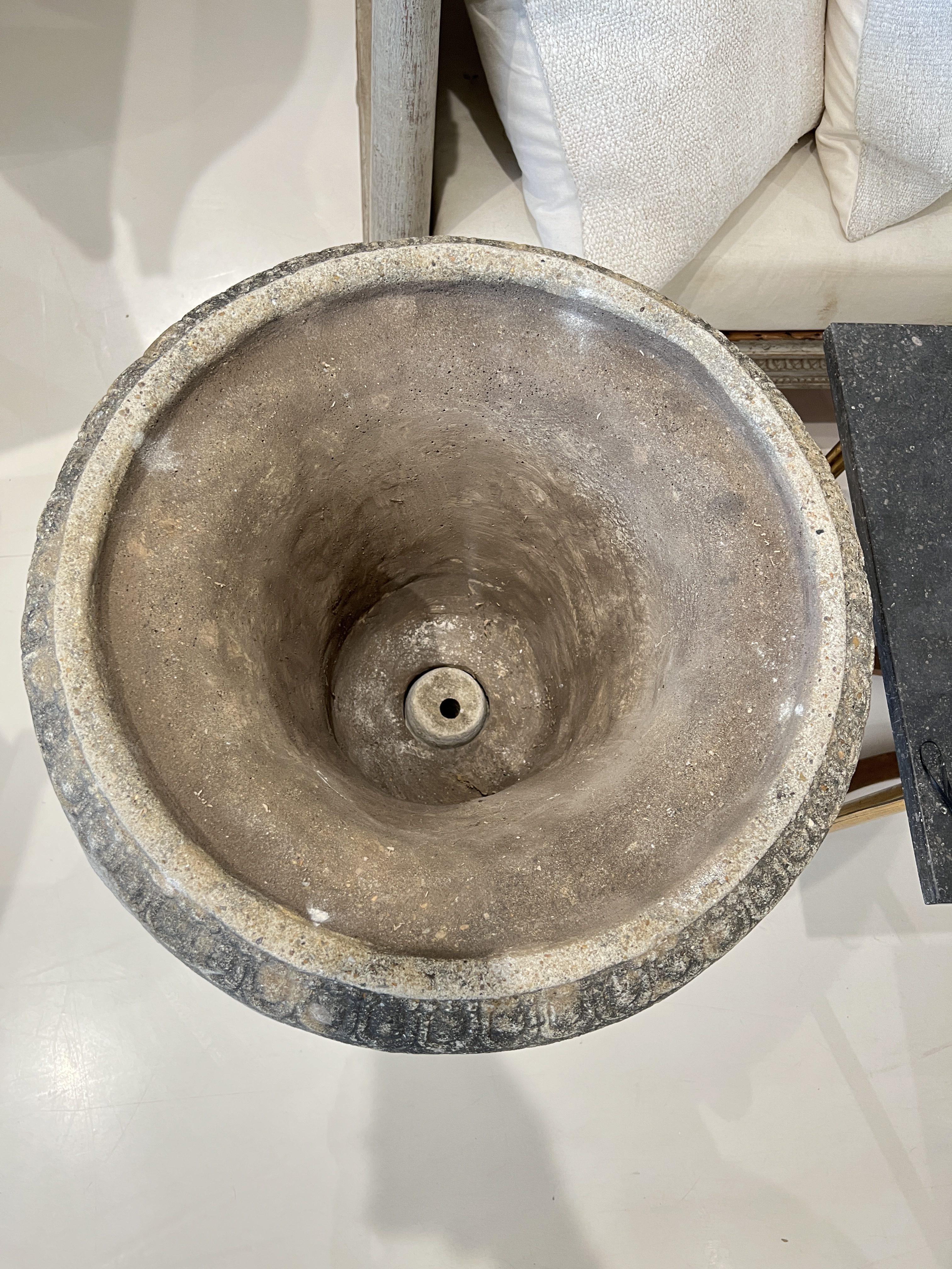 Pareja de Jardineras Suecas Antiguas - según el Jarrón Borghese en Bastante bueno estado para la venta en New Orleans, LA