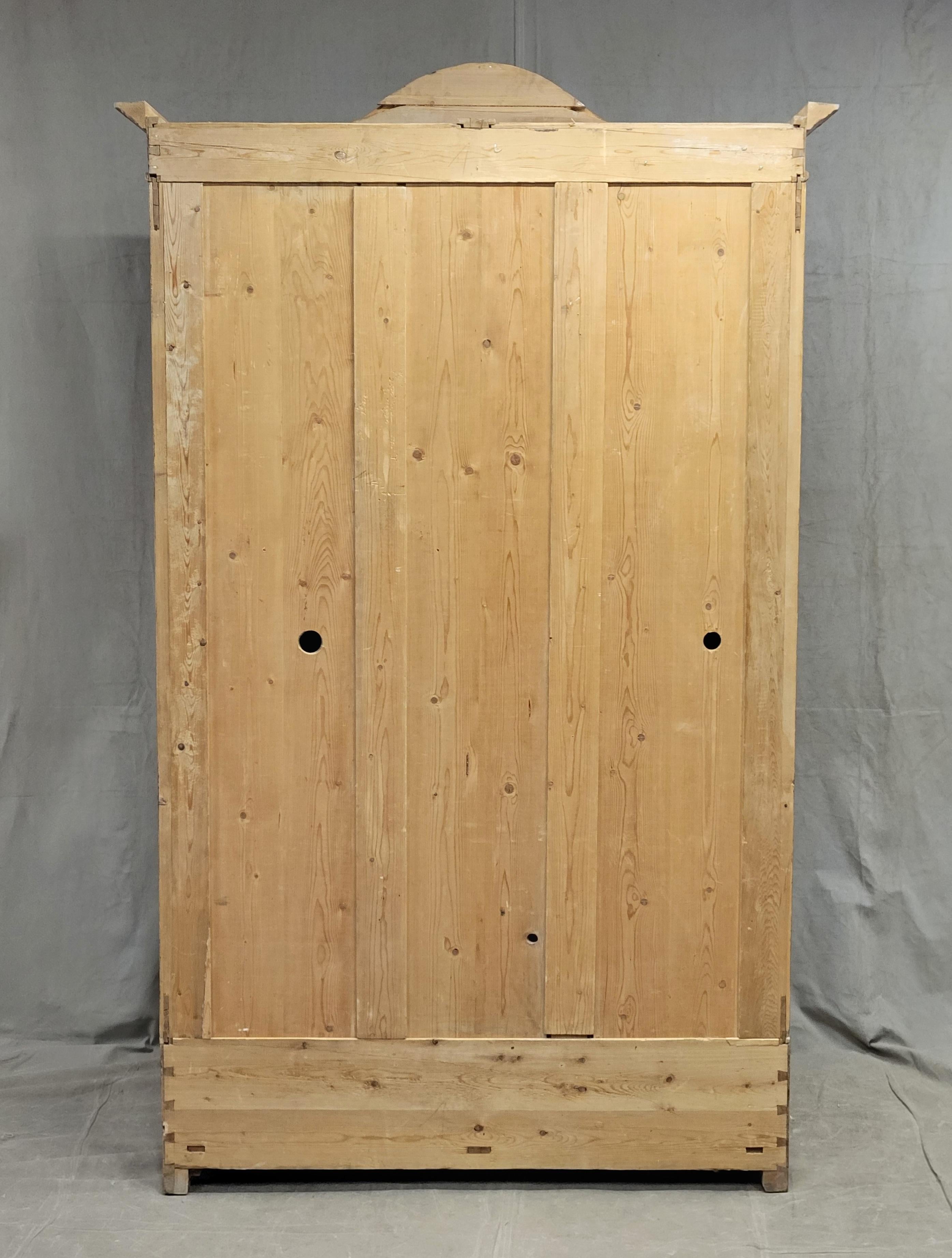 Armoire suédoise ancienne en pin en vente 2