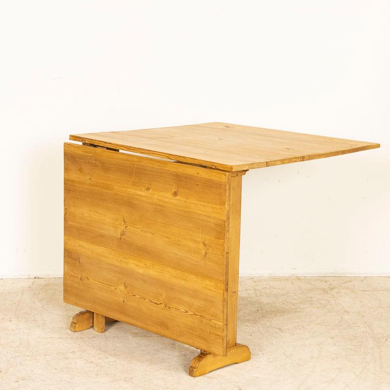 Antique Swedish Pine Gate Leg Drop Leaf Table In Good Condition For Sale In Round Top, TX