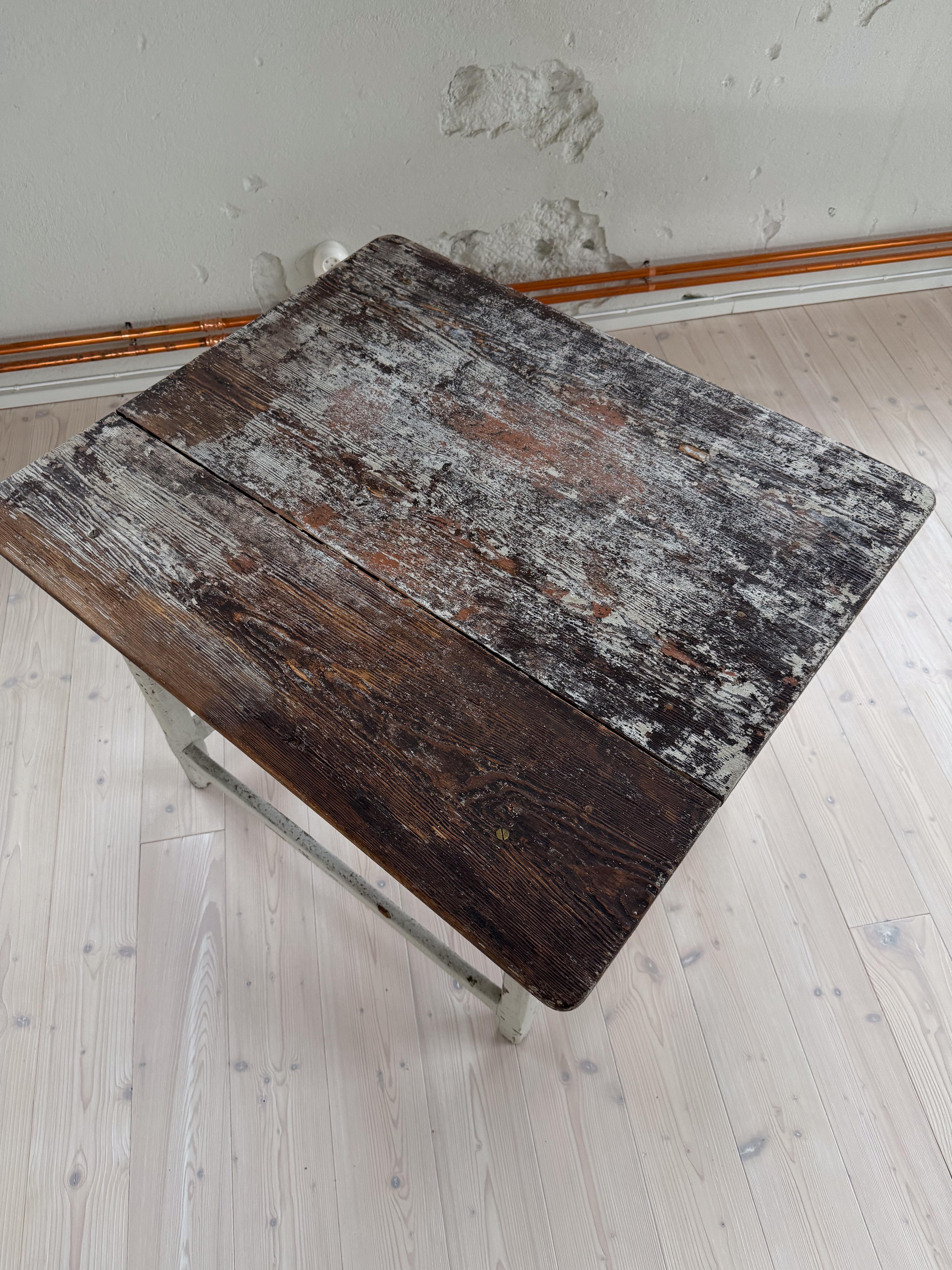 Ancienne table suédoise primitive d'art populaire du 19e siècle en vente 5