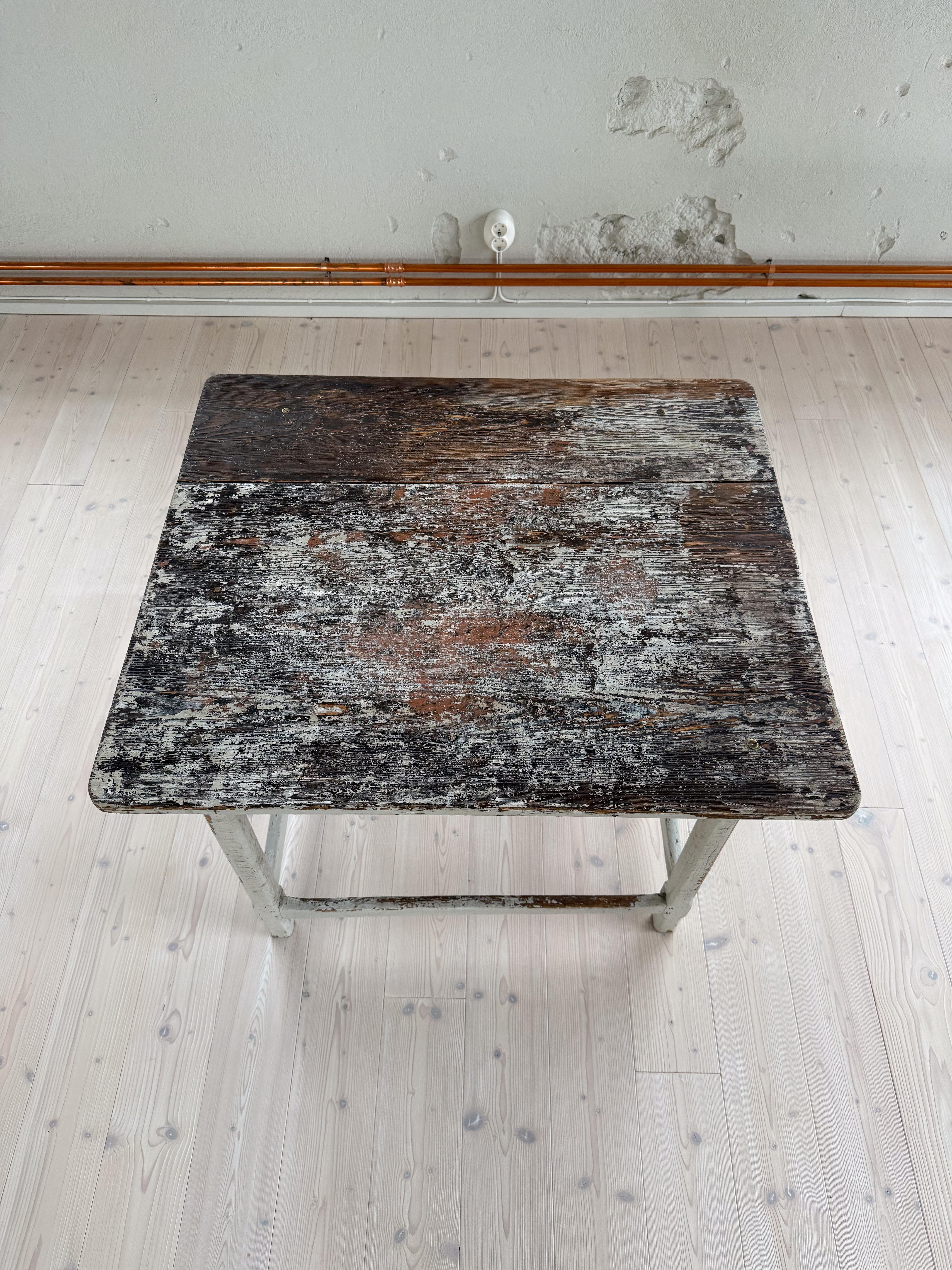 Fait main Ancienne table suédoise primitive d'art populaire du 19e siècle en vente