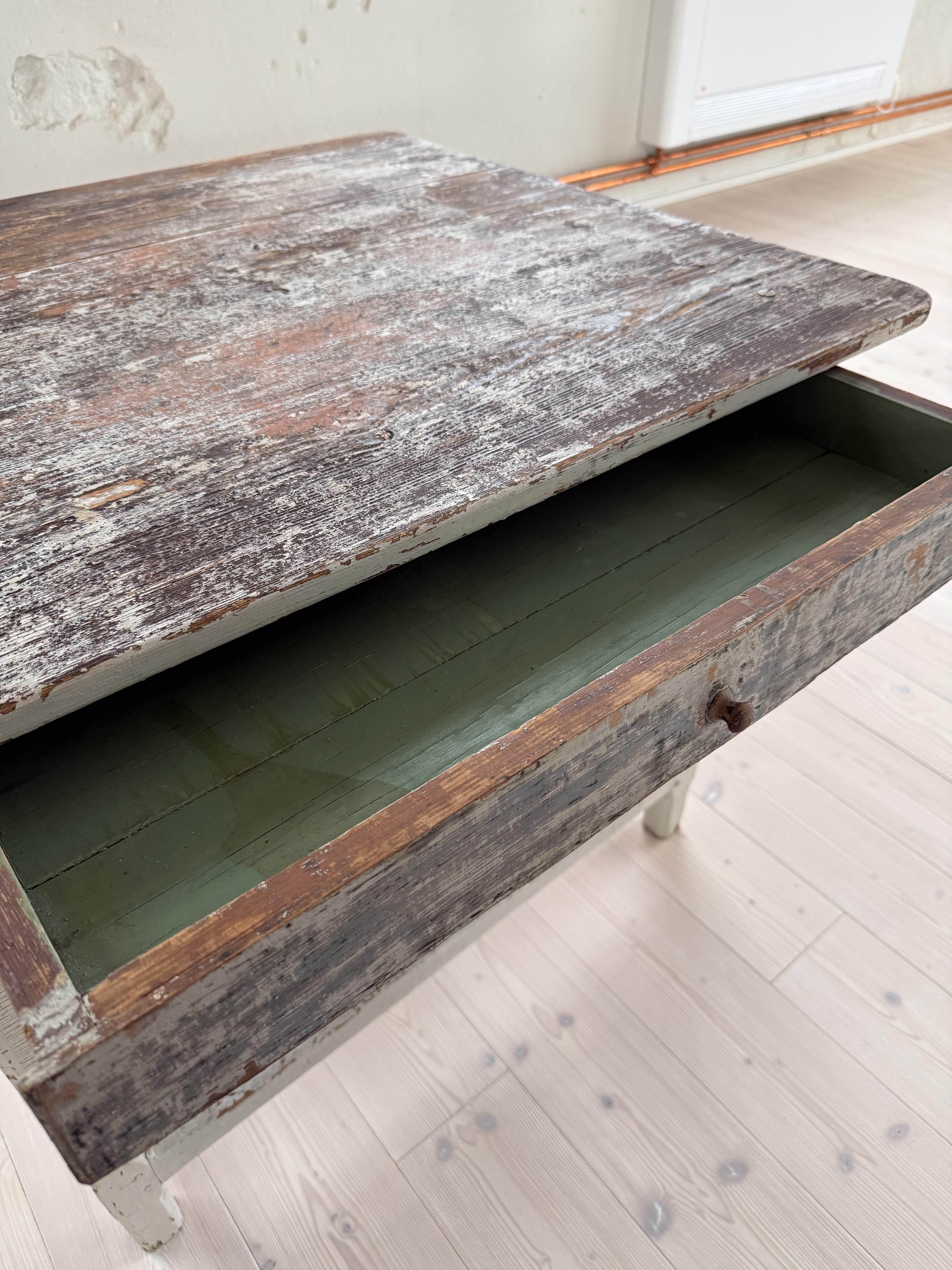 Pin Ancienne table suédoise primitive d'art populaire du 19e siècle en vente