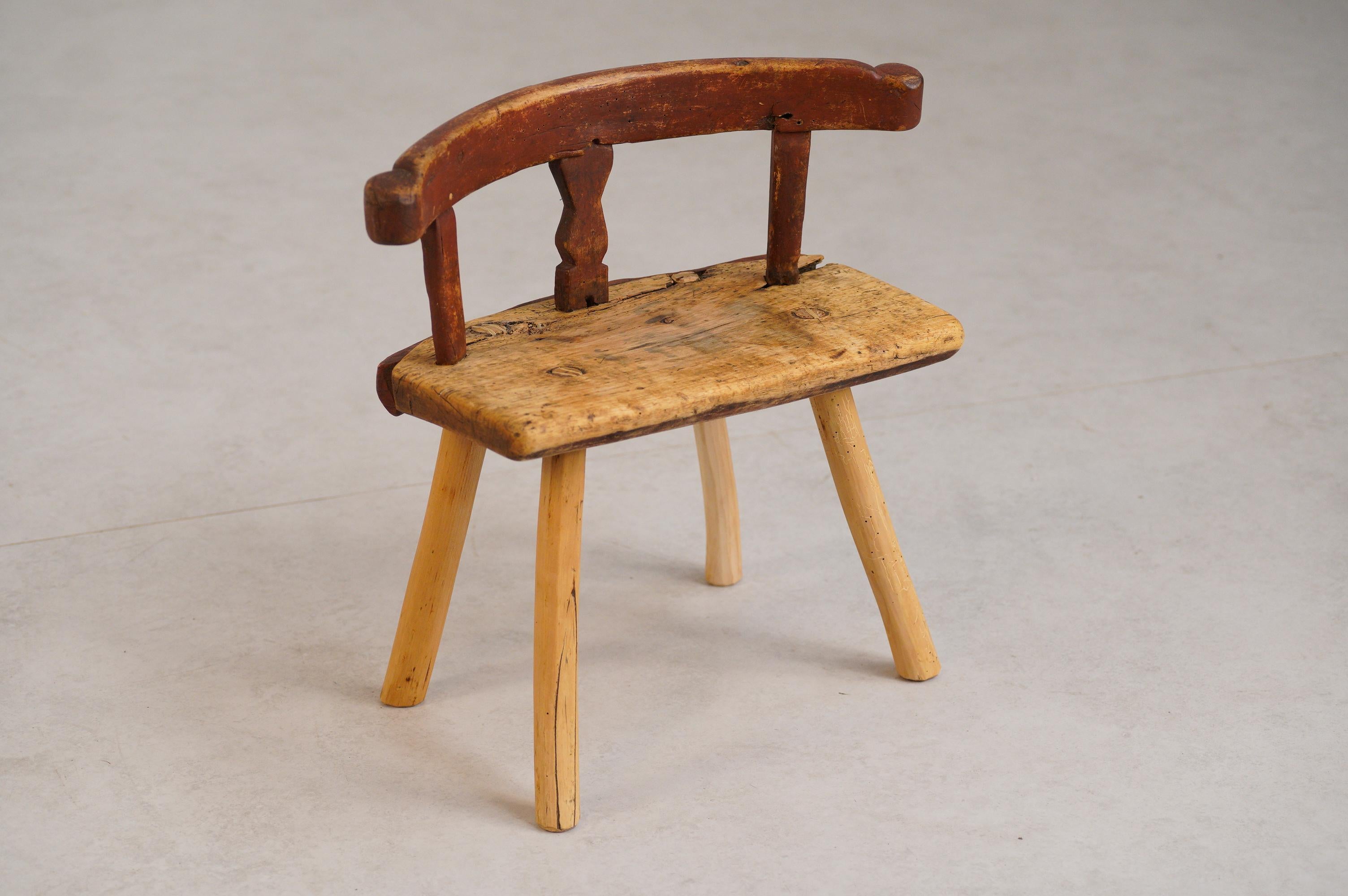 Sculpté à la main Tabouret de dé Milking suédois primitif ancien en vente