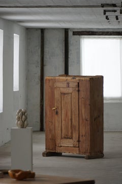 Antico mobile svedese d'arte popolare patinato in pino, inizio XVIII secolo