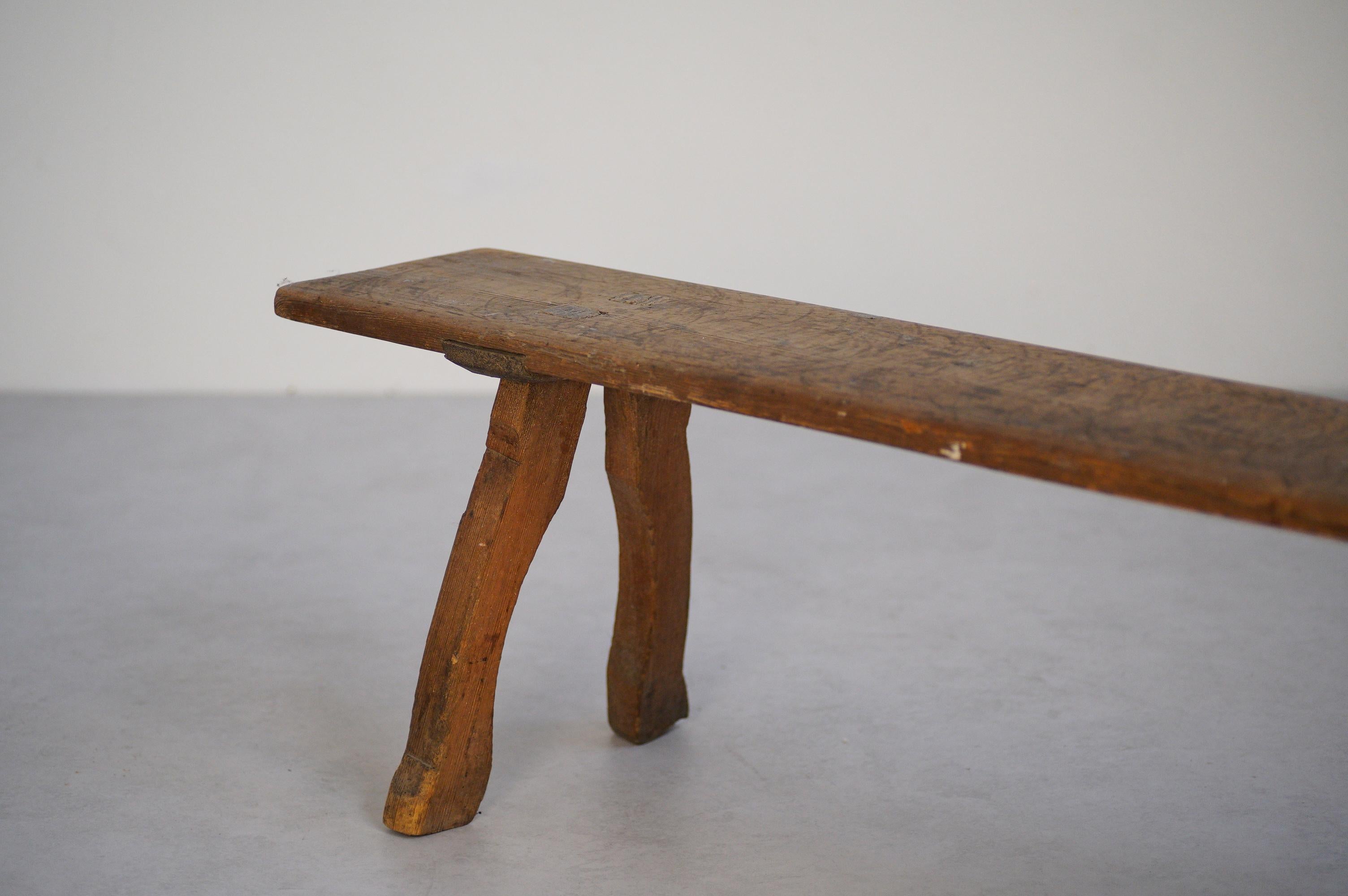 Suédois Ancien banc folklorique suédois primitif en pin en vente