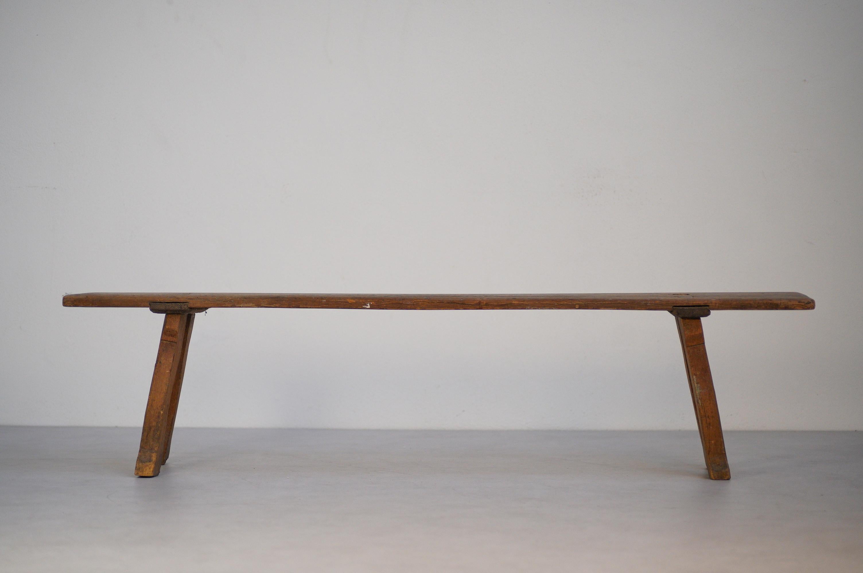 Sculpté à la main Ancien banc folklorique suédois primitif en pin en vente