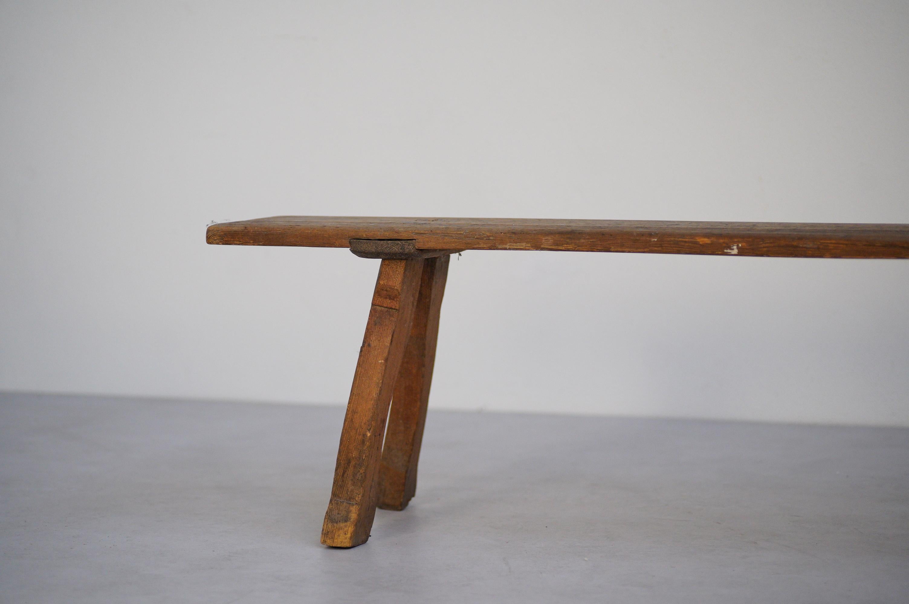 Ancien banc folklorique suédois primitif en pin Bon état - En vente à BRIGHTON, AU