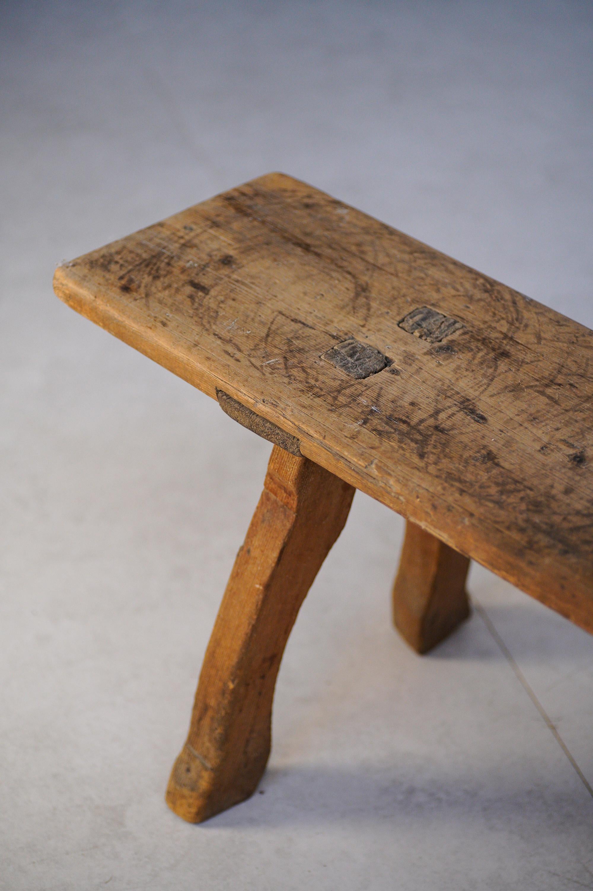 XIXe siècle Ancien banc folklorique suédois primitif en pin en vente
