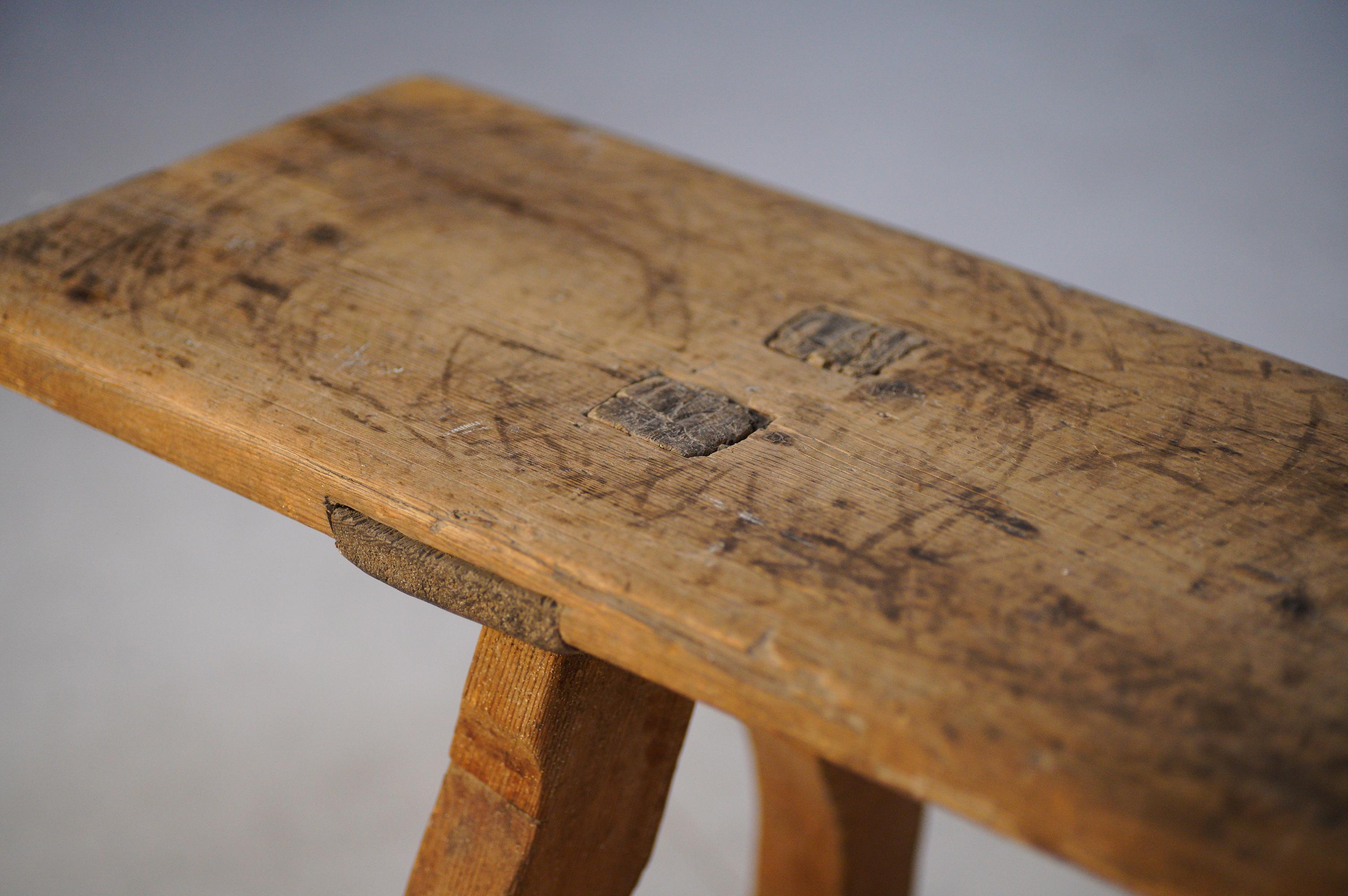Pin Ancien banc folklorique suédois primitif en pin en vente