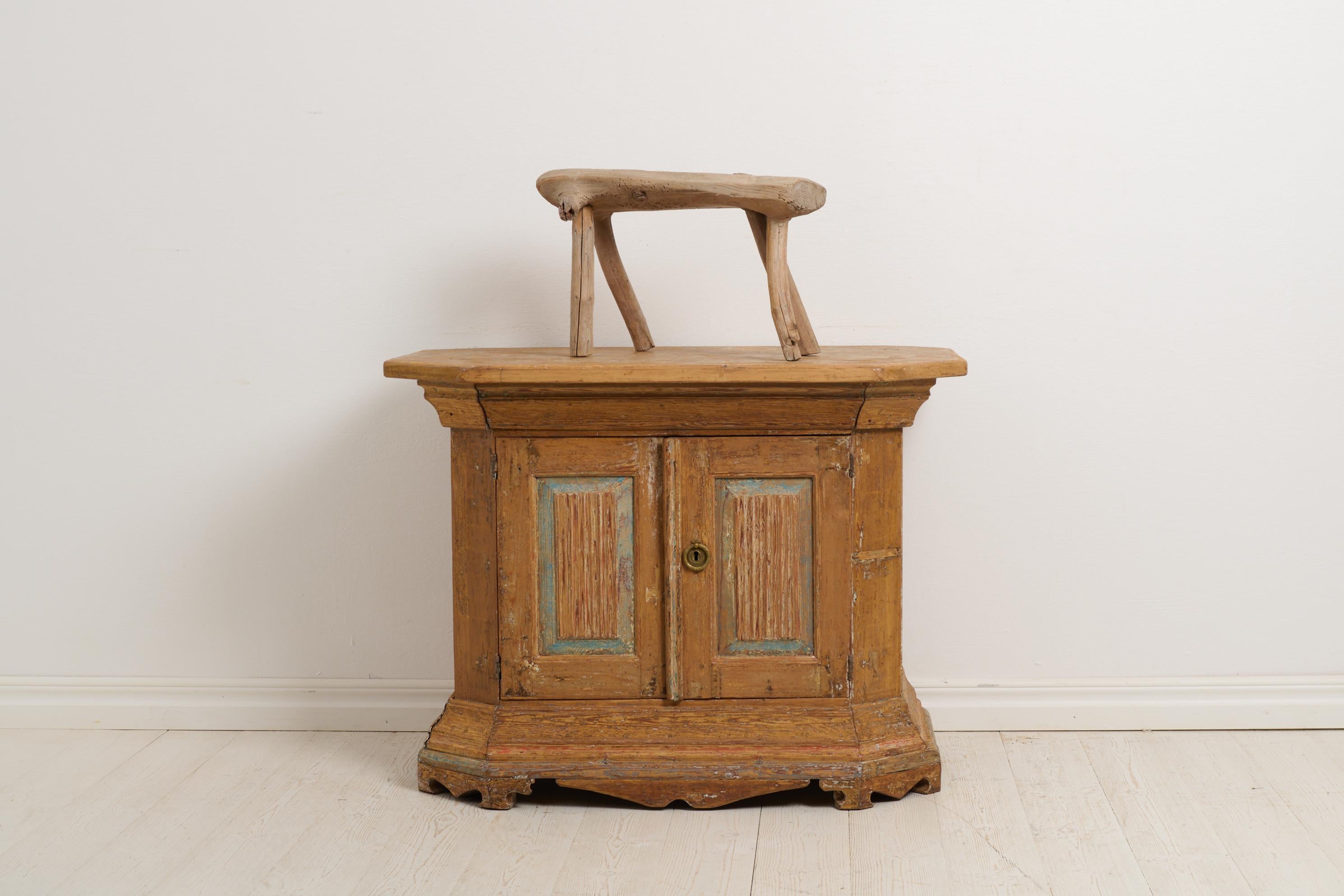 Antiker schwedischer skulpturaler primitiver Hocker, von Hand gefertigt. Der Hocker ist organisch geformt und mit geschnitzten Initialen und der Jahreszahl 