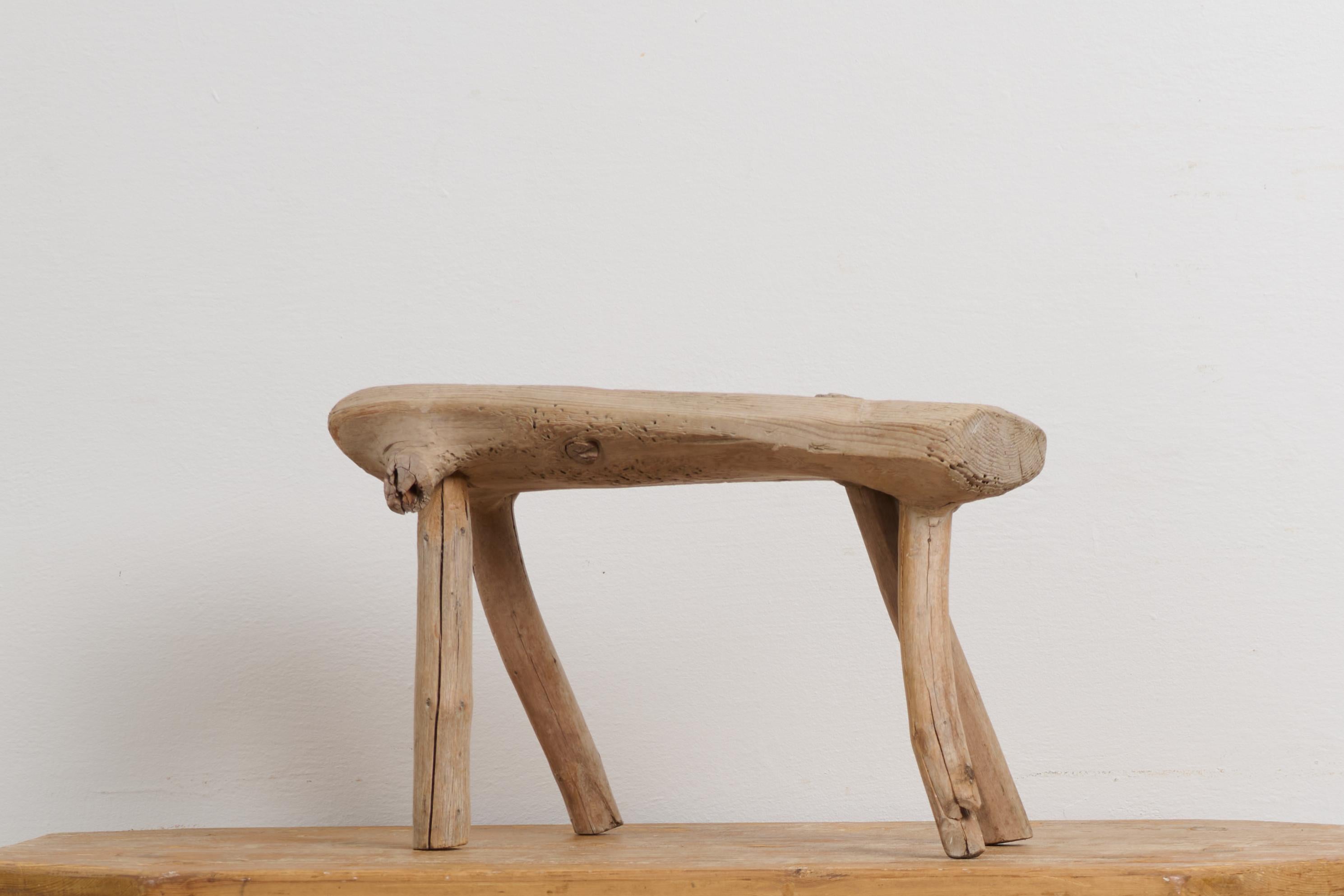 Antike schwedische primitive skulpturale Hocker von Hand gemacht mit Original-Patina (Land) im Angebot