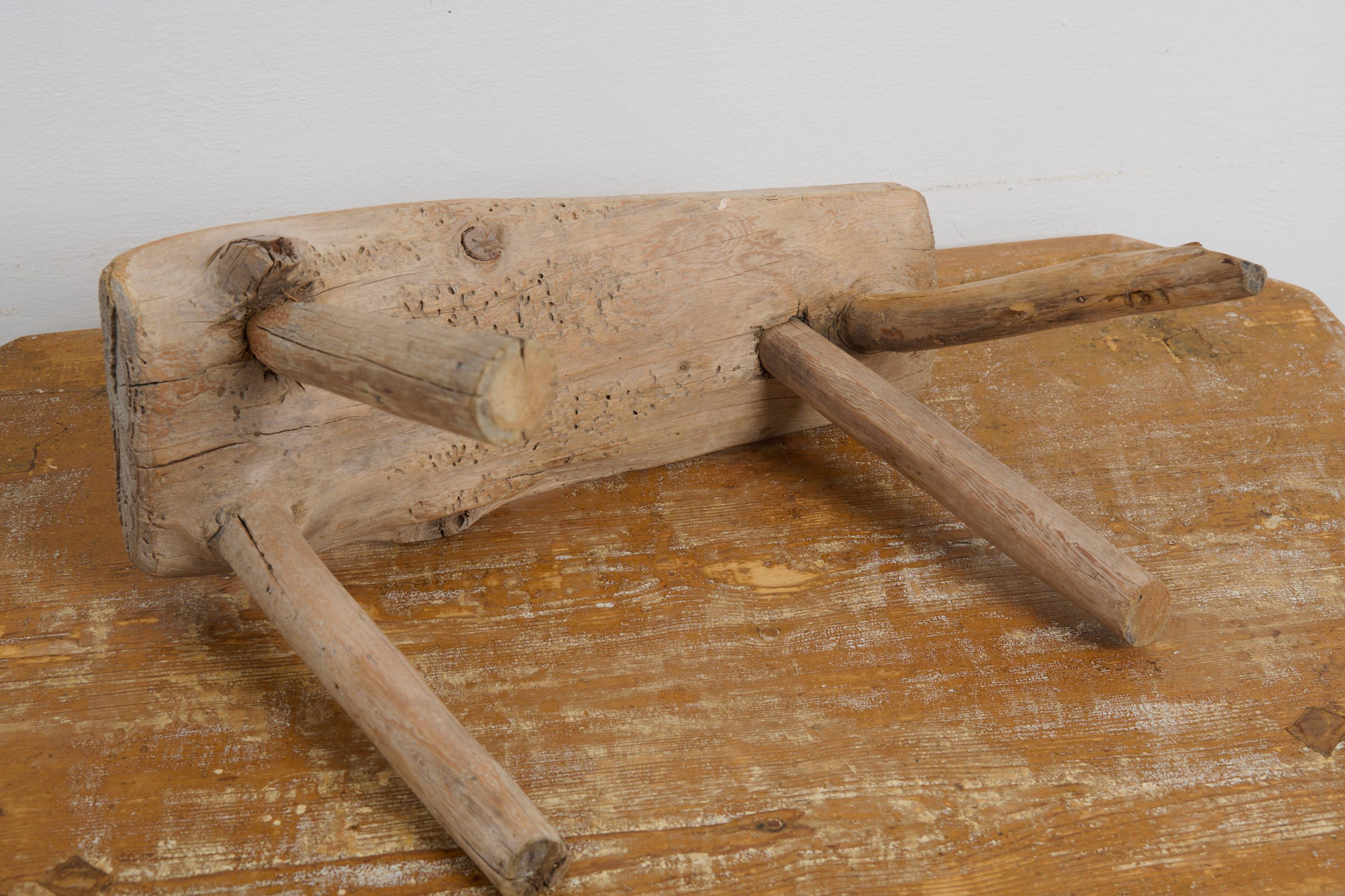 Antike schwedische primitive skulpturale Hocker von Hand gemacht mit Original-Patina (Handgefertigt) im Angebot