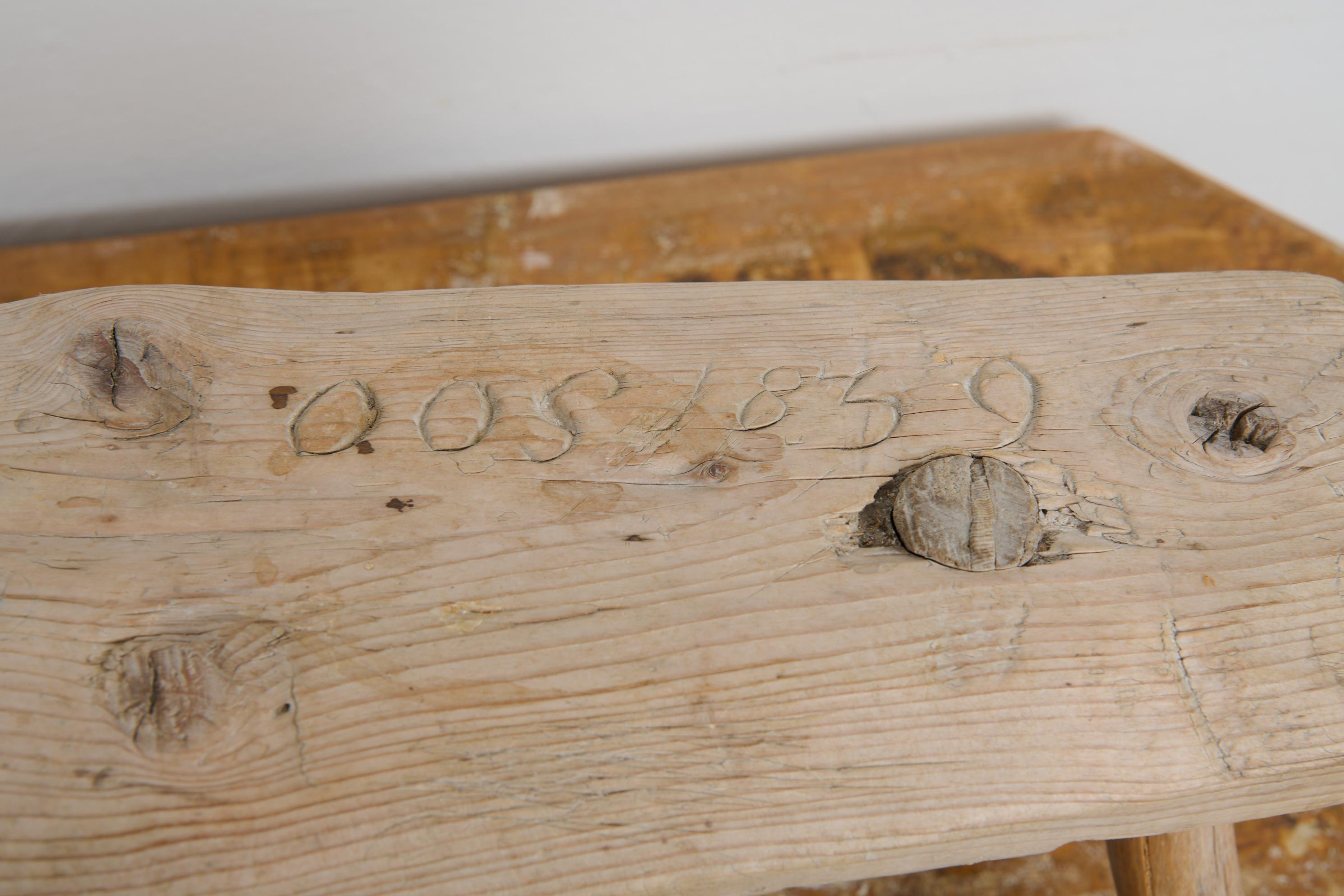 Antike schwedische primitive skulpturale Hocker von Hand gemacht mit Original-Patina im Zustand „Gut“ im Angebot in Kramfors, SE