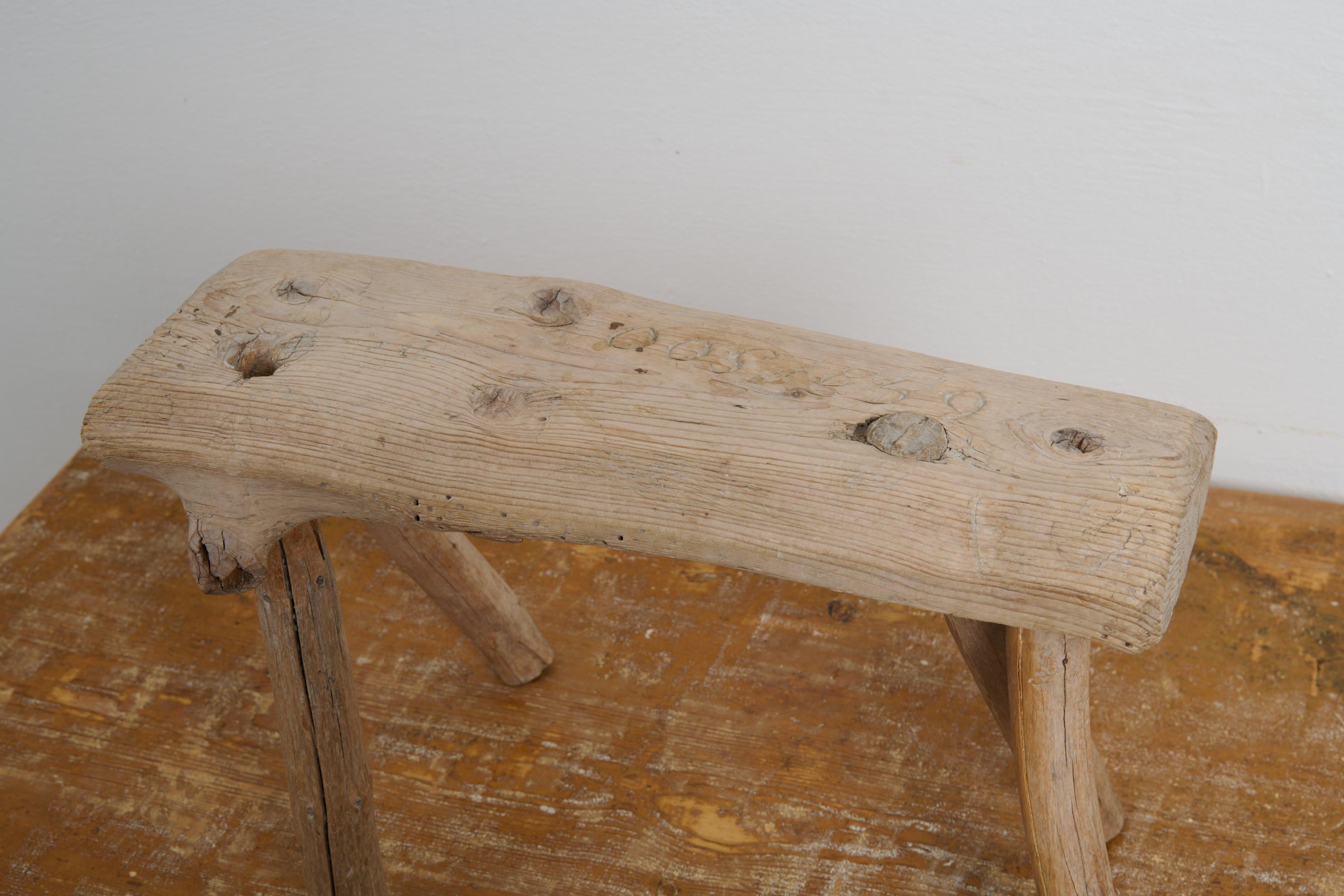 Antike schwedische primitive skulpturale Hocker von Hand gemacht mit Original-Patina (19. Jahrhundert) im Angebot