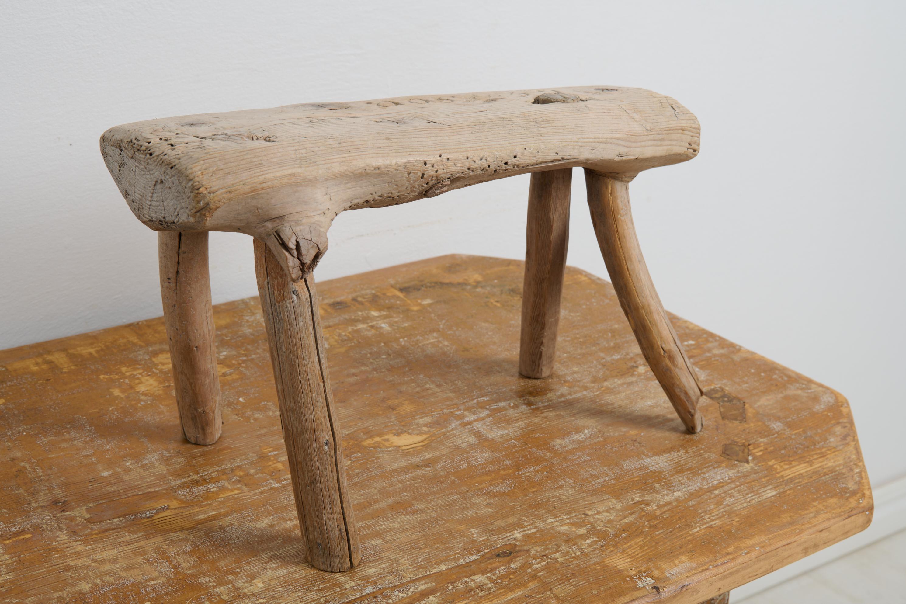 Antike schwedische primitive skulpturale Hocker von Hand gemacht mit Original-Patina (Kiefernholz) im Angebot