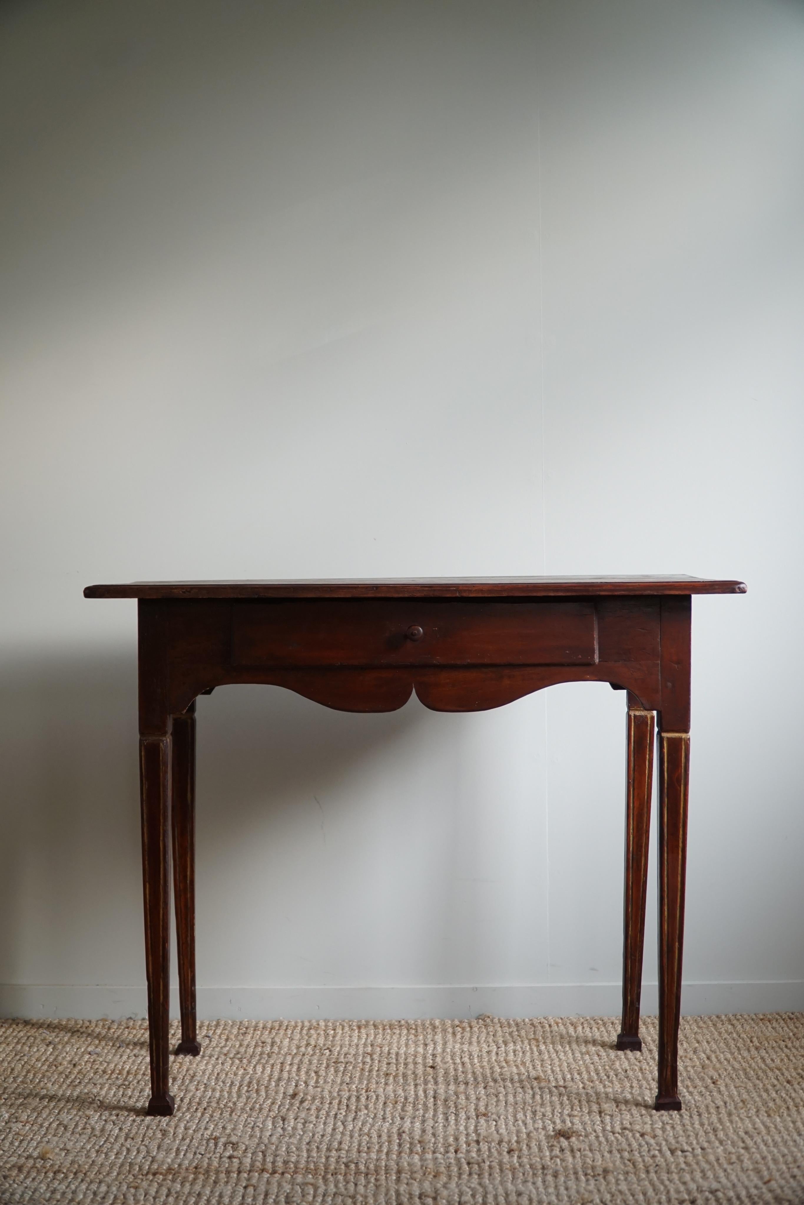 Antique Swedish Red Stained 19th Century Gustavian Pine Desk, Hand Crafted  In Good Condition For Sale In Odense, DK