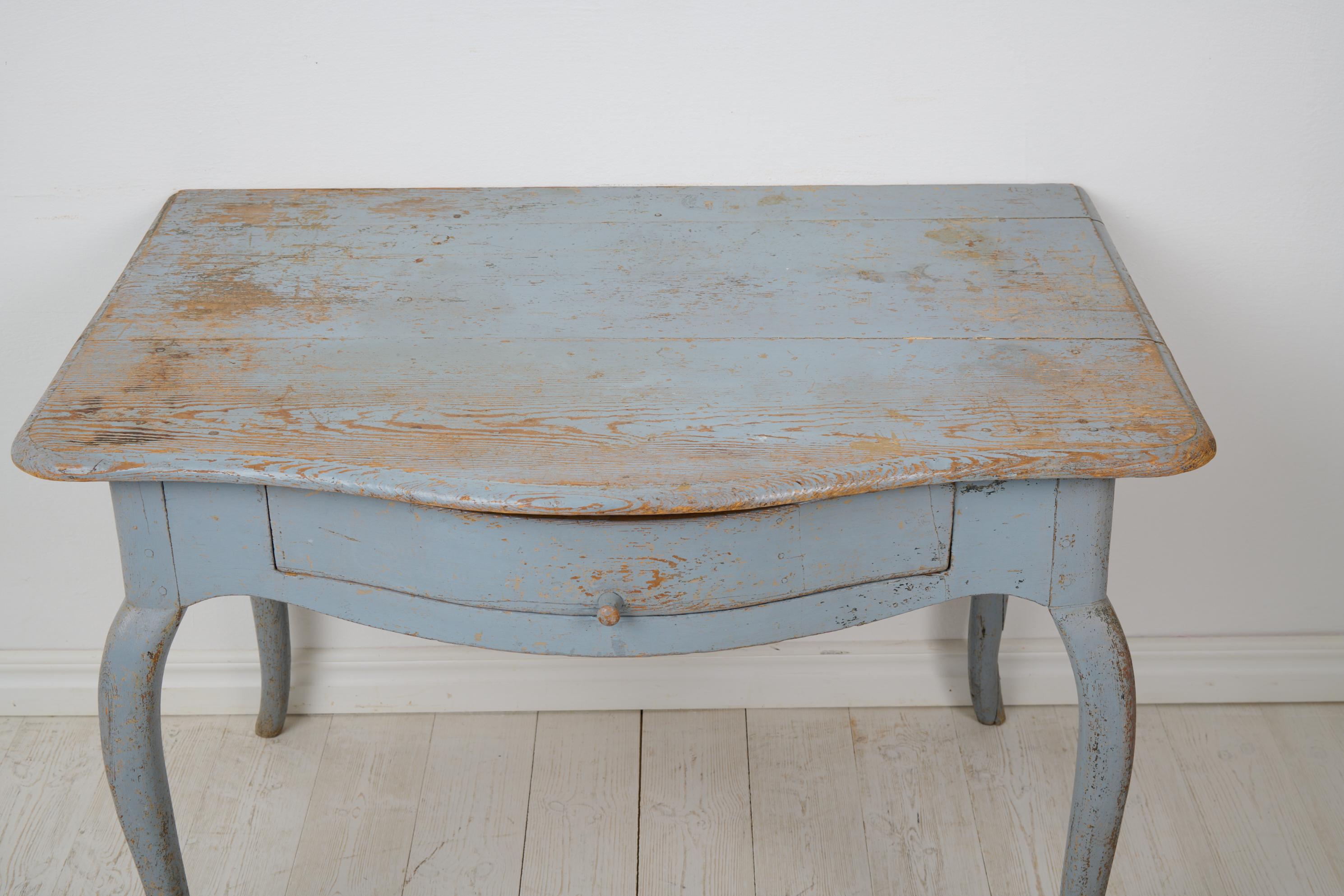 Antiker schwedischer Rokoko-Schreibtisch im Rokoko-Stil mit hellblauer Farbe, Schublade und geschwungenen Rokoko-Beinen im Angebot 3