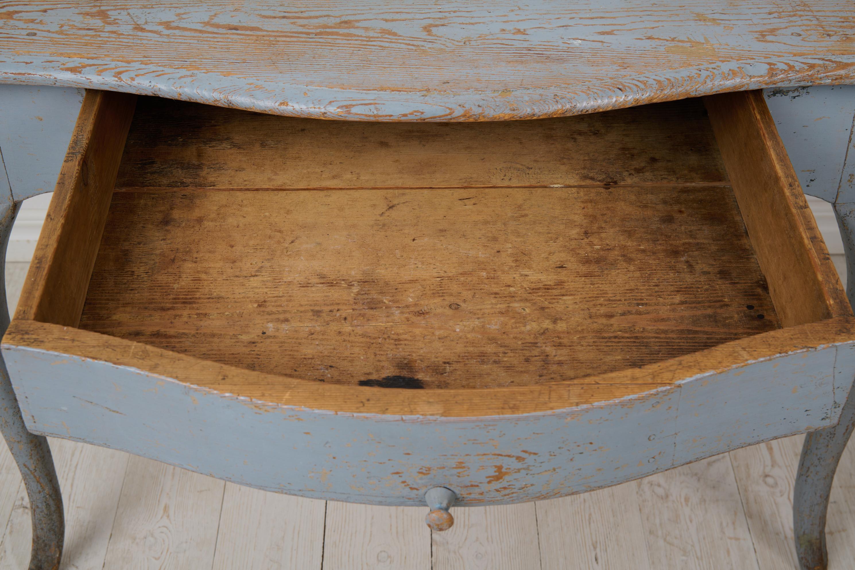 Antiker schwedischer Rokoko-Schreibtisch im Rokoko-Stil mit hellblauer Farbe, Schublade und geschwungenen Rokoko-Beinen im Angebot 4