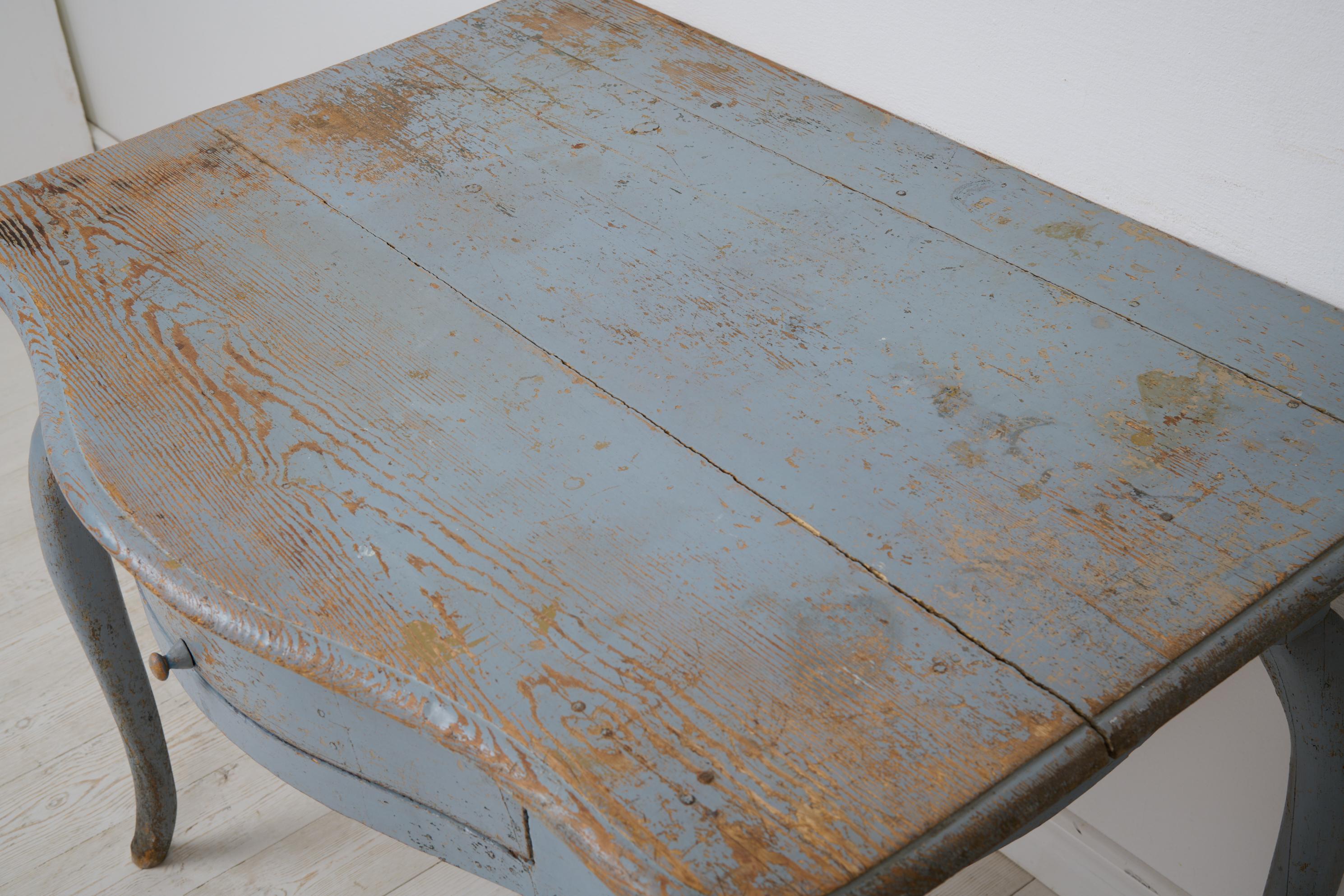 Antiker schwedischer Rokoko-Schreibtisch im Rokoko-Stil mit hellblauer Farbe, Schublade und geschwungenen Rokoko-Beinen im Angebot 6