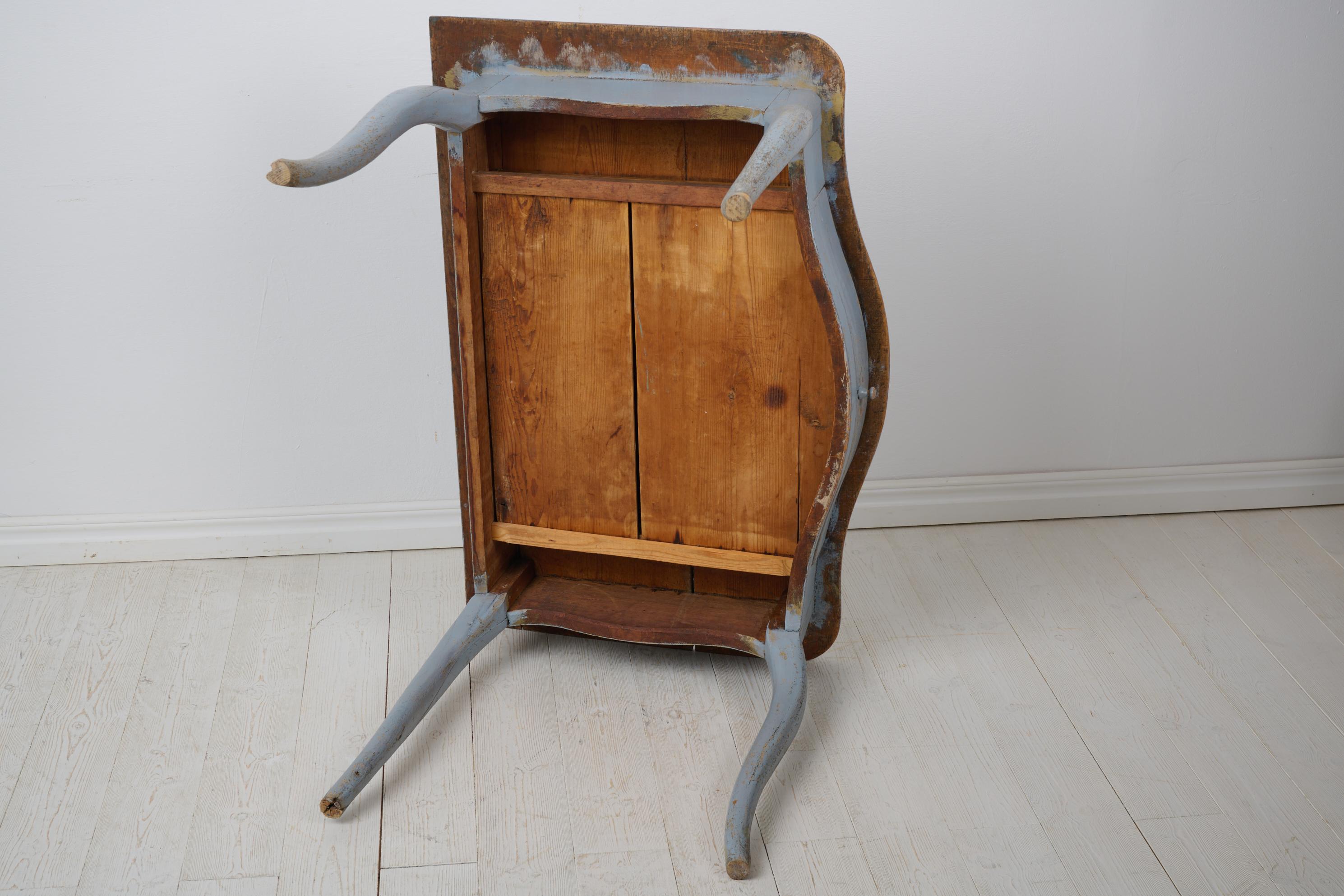 Antiker schwedischer Rokoko-Schreibtisch im Rokoko-Stil mit hellblauer Farbe, Schublade und geschwungenen Rokoko-Beinen im Angebot 7