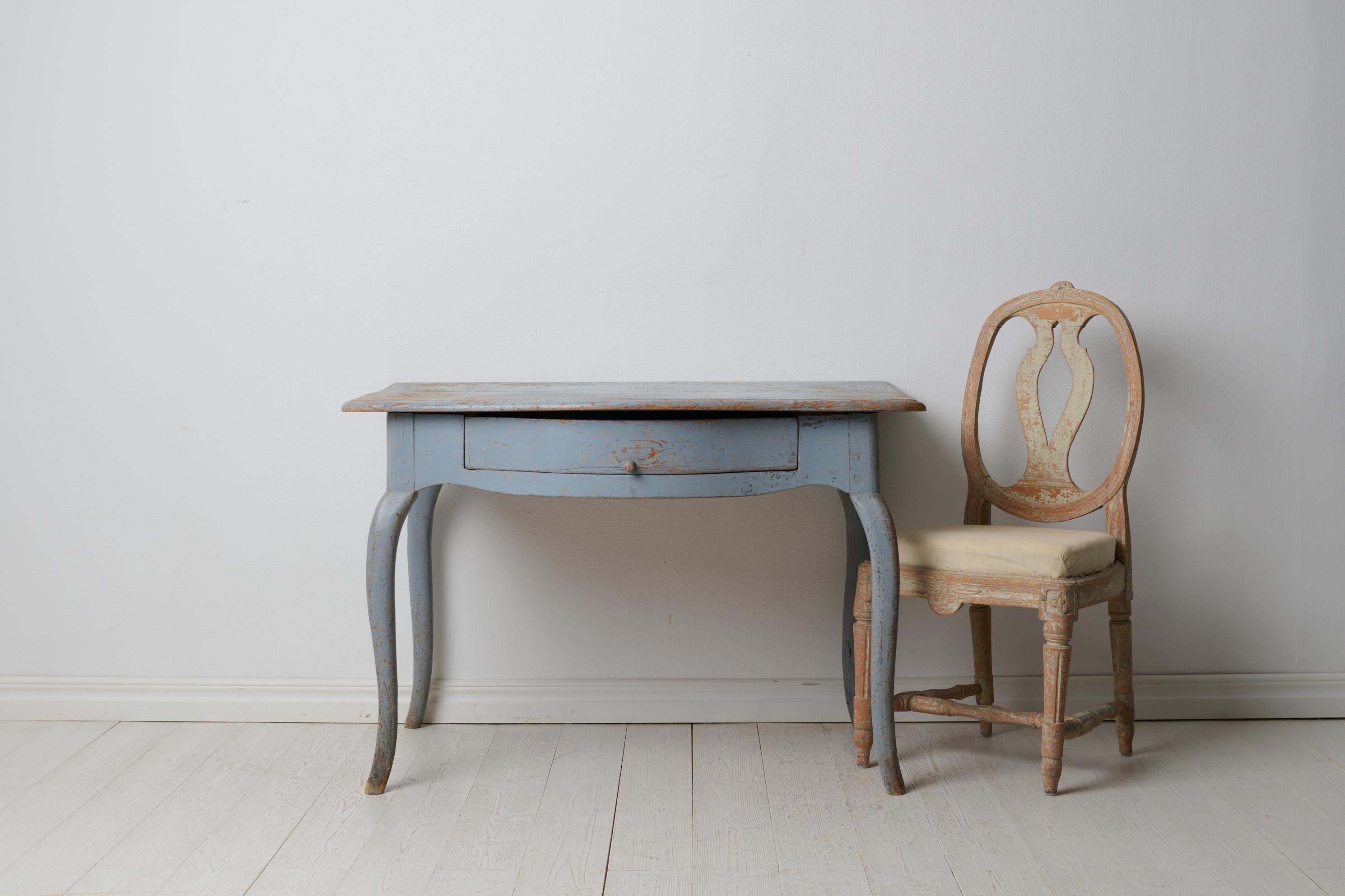 Antiker schwedischer Rokoko-Schreibtisch im Rokoko-Stil mit hellblauer Farbe, Schublade und geschwungenen Rokoko-Beinen (Schwedisch) im Angebot
