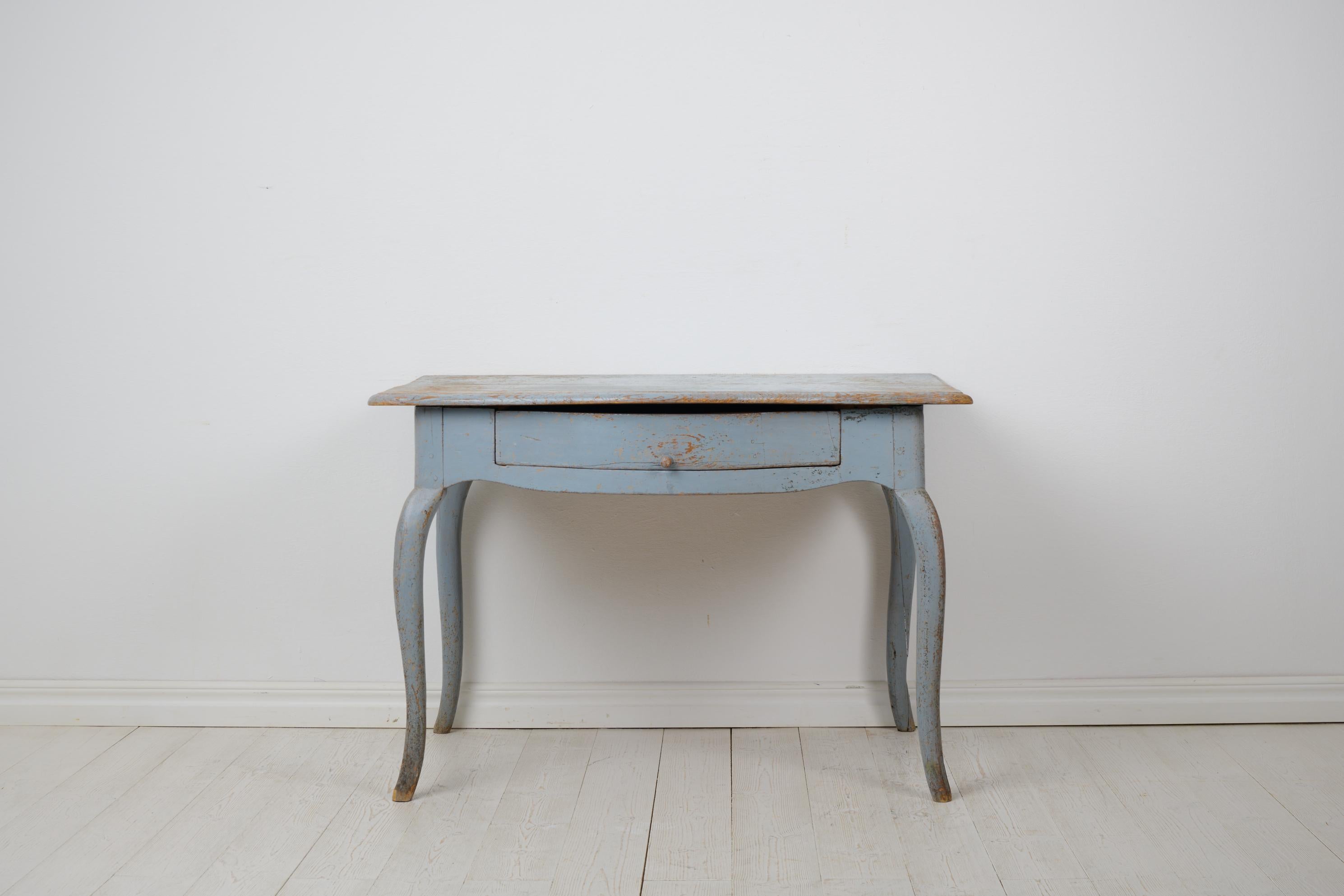 Antiker schwedischer Rokoko-Schreibtisch im Rokoko-Stil mit hellblauer Farbe, Schublade und geschwungenen Rokoko-Beinen (Handgefertigt) im Angebot