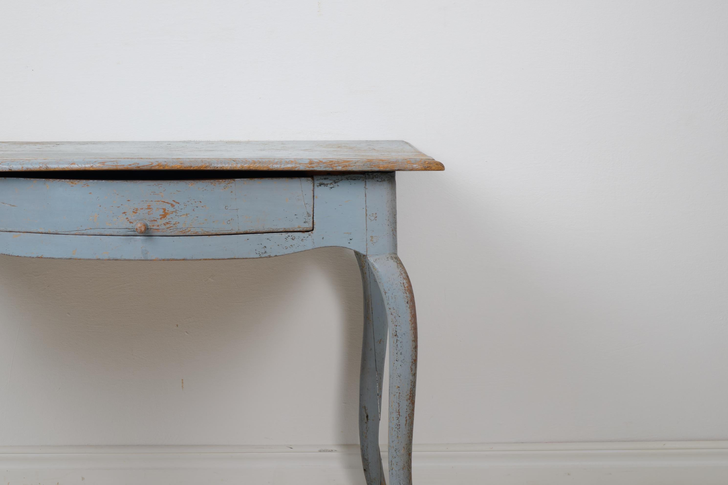 Antiker schwedischer Rokoko-Schreibtisch im Rokoko-Stil mit hellblauer Farbe, Schublade und geschwungenen Rokoko-Beinen im Zustand „Gut“ im Angebot in Kramfors, SE